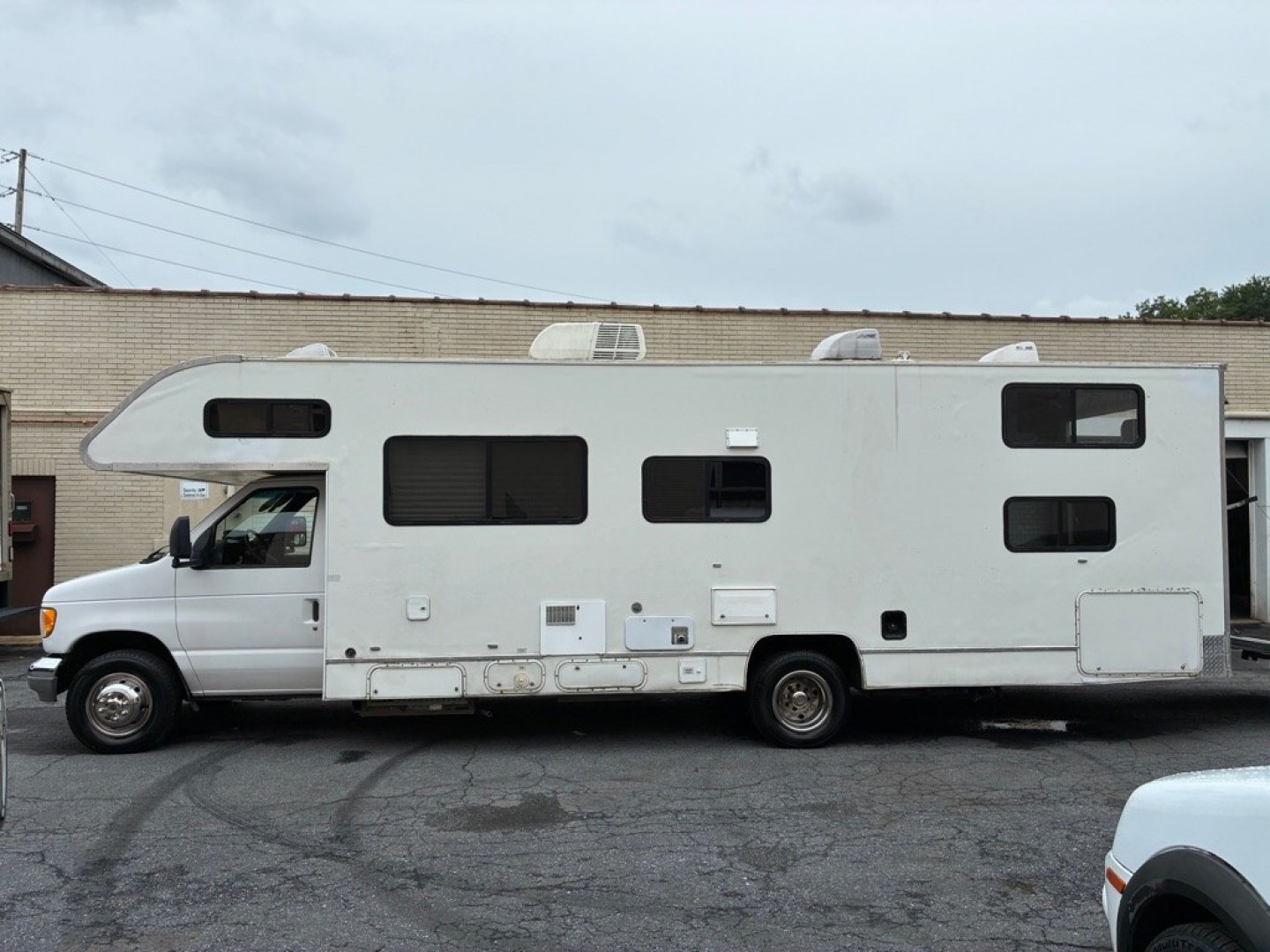 1996 WHITE FORD ECONOLINE E350 CUTAWAY VAN (1FDKE30G4TH) with an 7.5L engine, Automatic transmission, located at 117 North Cameron Street, Harrisburg, PA, 17101, (717) 963-8962, 40.266762, -76.875259 - Cylinders (8) Dually Intermittent Wipers Master Key Motor Fuel Type Gas Power Steering Rear View Mirror Seat Trim Cloth Transmission (Automatic Transmission) Trim Package:138'' WB DRW WE FINANCE!!! MOST vehicles are available for financing. Good Credit/ Challenged Credit/ No Credit - A- Photo#1
