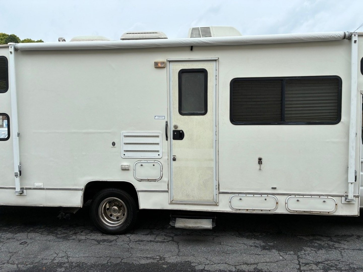 1996 WHITE FORD ECONOLINE E350 CUTAWAY VAN (1FDKE30G4TH) with an 7.5L engine, Automatic transmission, located at 117 North Cameron Street, Harrisburg, PA, 17101, (717) 963-8962, 40.266762, -76.875259 - Cylinders (8) Dually Intermittent Wipers Master Key Motor Fuel Type Gas Power Steering Rear View Mirror Seat Trim Cloth Transmission (Automatic Transmission) Trim Package:138'' WB DRW WE FINANCE!!! MOST vehicles are available for financing. Good Credit/ Challenged Credit/ No Credit - A- Photo#5