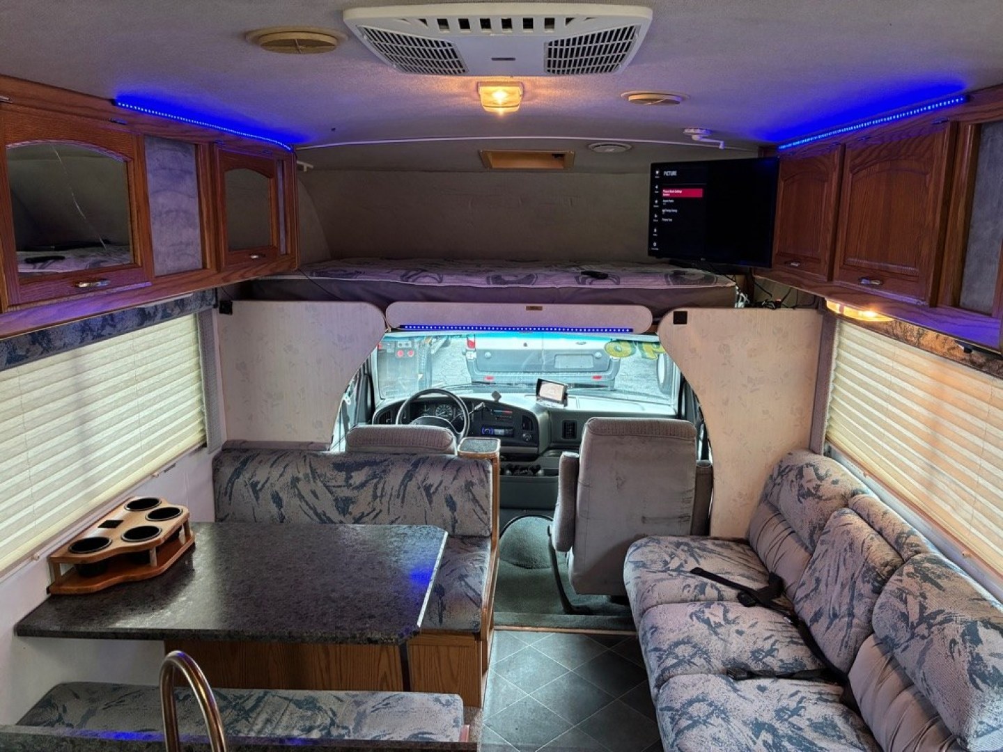 1996 WHITE FORD ECONOLINE E350 CUTAWAY VAN (1FDKE30G4TH) with an 7.5L engine, Automatic transmission, located at 117 North Cameron Street, Harrisburg, PA, 17101, (717) 963-8962, 40.266762, -76.875259 - Cylinders (8) Dually Intermittent Wipers Master Key Motor Fuel Type Gas Power Steering Rear View Mirror Seat Trim Cloth Transmission (Automatic Transmission) Trim Package:138'' WB DRW WE FINANCE!!! MOST vehicles are available for financing. Good Credit/ Challenged Credit/ No Credit - A- Photo#12