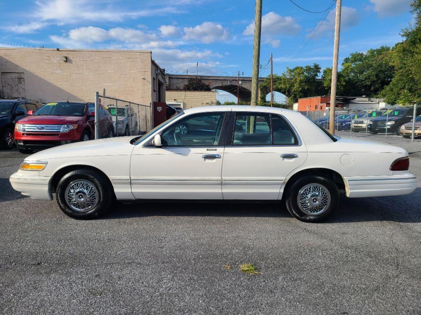 1997 WHITE MERCURY GRAND MARQUIS GS (2MELM74W3VX) with an 4.6L engine, Automatic transmission, located at 117 North Cameron Street, Harrisburg, PA, 17101, (717) 963-8962, 40.266762, -76.875259 - WE FINANCE!!! Good Credit/ Bad Credit/ No Credit - ALL Trade-Ins Welcomed!!! ***Guaranteed Credit Approval*** APPLY ONLINE or CALL us TODAY ;) Please call us to discuss your cash and financing options. - Photo#1