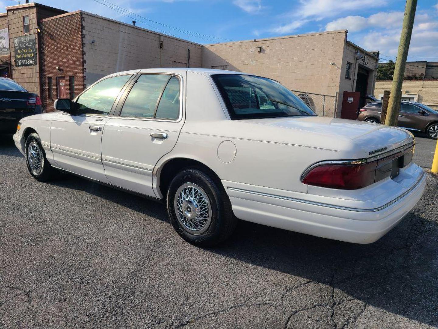1997 WHITE MERCURY GRAND MARQUIS GS (2MELM74W3VX) with an 4.6L engine, Automatic transmission, located at 117 North Cameron Street, Harrisburg, PA, 17101, (717) 963-8962, 40.266762, -76.875259 - WE FINANCE!!! Good Credit/ Bad Credit/ No Credit - ALL Trade-Ins Welcomed!!! ***Guaranteed Credit Approval*** APPLY ONLINE or CALL us TODAY ;) Please call us to discuss your cash and financing options. - Photo#2