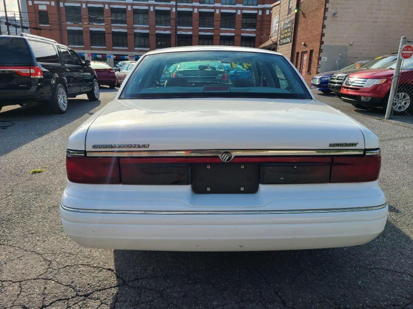 1997 WHITE MERCURY GRAND MARQUIS GS (2MELM74W3VX) with an 4.6L engine, Automatic transmission, located at 117 North Cameron Street, Harrisburg, PA, 17101, (717) 963-8962, 40.266762, -76.875259 - WE FINANCE!!! Good Credit/ Bad Credit/ No Credit - ALL Trade-Ins Welcomed!!! ***Guaranteed Credit Approval*** APPLY ONLINE or CALL us TODAY ;) Please call us to discuss your cash and financing options. - Photo#3