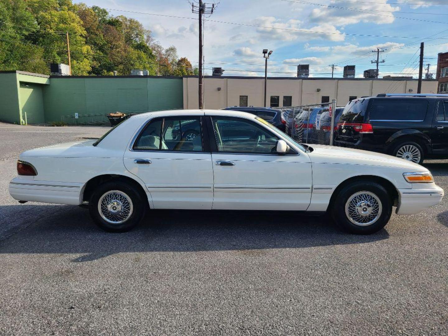 1997 WHITE MERCURY GRAND MARQUIS GS (2MELM74W3VX) with an 4.6L engine, Automatic transmission, located at 117 North Cameron Street, Harrisburg, PA, 17101, (717) 963-8962, 40.266762, -76.875259 - WE FINANCE!!! Good Credit/ Bad Credit/ No Credit - ALL Trade-Ins Welcomed!!! ***Guaranteed Credit Approval*** APPLY ONLINE or CALL us TODAY ;) Please call us to discuss your cash and financing options. - Photo#5