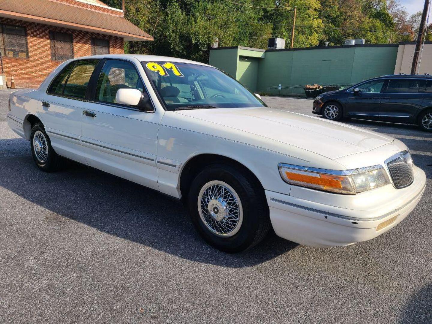1997 WHITE MERCURY GRAND MARQUIS GS (2MELM74W3VX) with an 4.6L engine, Automatic transmission, located at 117 North Cameron Street, Harrisburg, PA, 17101, (717) 963-8962, 40.266762, -76.875259 - WE FINANCE!!! Good Credit/ Bad Credit/ No Credit - ALL Trade-Ins Welcomed!!! ***Guaranteed Credit Approval*** APPLY ONLINE or CALL us TODAY ;) Please call us to discuss your cash and financing options. - Photo#6