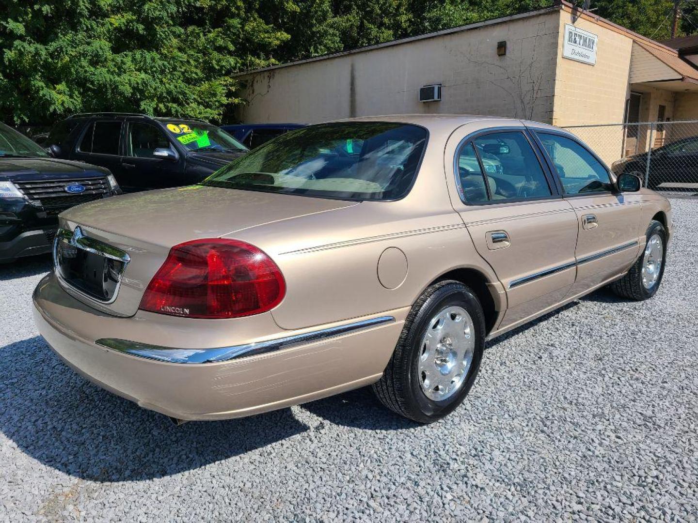 1998 BEIGE LINCOLN CONTINENTAL SEDAN (1LNFM97V7WY) with an 4.6L engine, Automatic transmission, located at 117 North Cameron Street, Harrisburg, PA, 17101, (717) 963-8962, 40.266762, -76.875259 - WE FINANCE!!! Good Credit/ Bad Credit/ No Credit - ALL Trade-Ins Welcomed!!! ***Guaranteed Credit Approval*** APPLY ONLINE or CALL us TODAY ;) Internet Prices and Marketplace Prices are SPECIAL discounted ***CASH DEALS*** Retail Prices are higher. Please call us to discuss your cash and finan - Photo#4