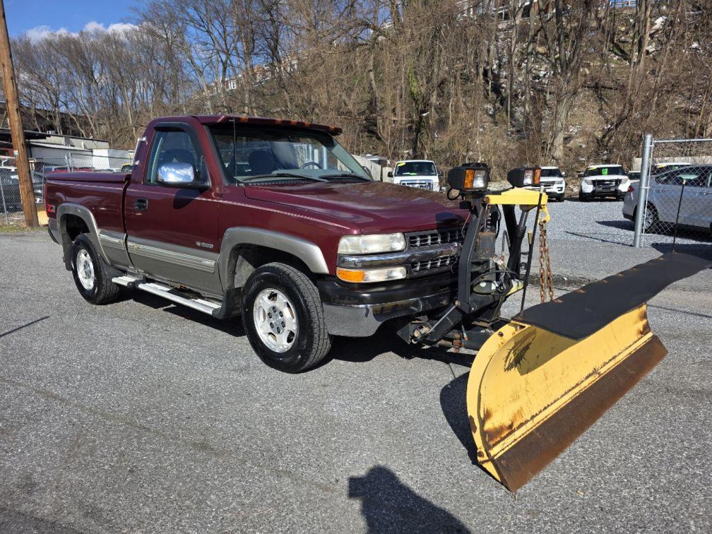 1999 MAROON CHEVROLET SILVERADO K1500 LS (1GCEK14T9XZ) with an 5.3L engine, Automatic transmission, located at 117 North Cameron Street, Harrisburg, PA, 17101, (717) 963-8962, 40.266762, -76.875259 - WE FINANCE!!! Good Credit/ Bad Credit/ No Credit - ALL Trade-Ins Welcomed!!! ***Guaranteed Credit Approval*** APPLY ONLINE or CALL us TODAY ;) Internet Prices and Marketplace Prices are SPECIAL discounted ***CASH DEALS*** Retail Prices are higher. Please call us to discuss your cash and finan - Photo#6