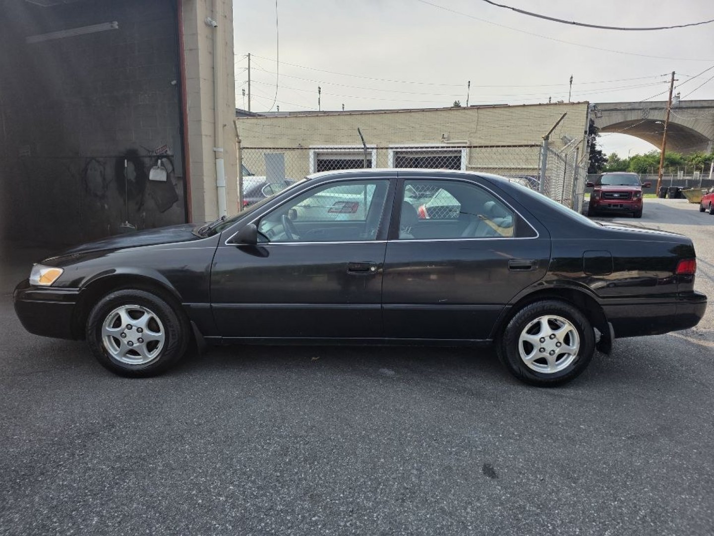 1999 BLACK TOYOTA CAMRY CE (4T1BG22K0XU) with an 2.2L engine, Automatic transmission, located at 7981 Paxton Street, Harrisburg, PA, 17111, (717) 561-2926, 40.261490, -76.749229 - $1700 CASH DEAL, RUNS AND DRIVES, COLD A/C. TRADE IN SPECIAL. NOT INSPECTED AS-IS- Photo#2