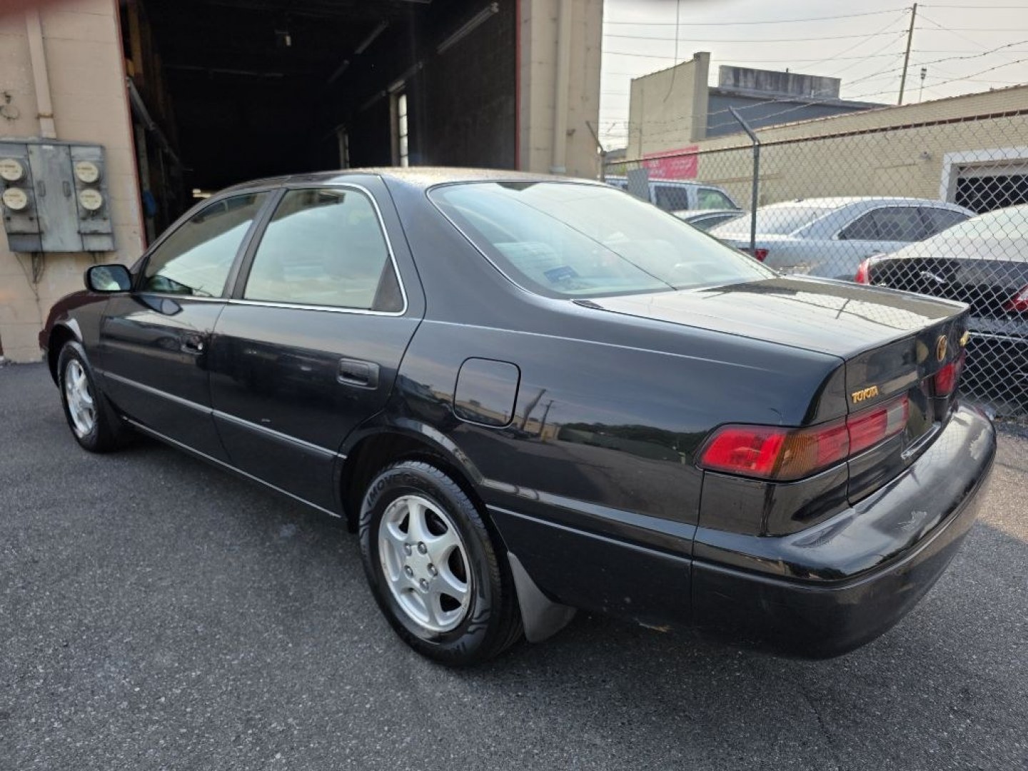 1999 BLACK TOYOTA CAMRY CE (4T1BG22K0XU) with an 2.2L engine, Automatic transmission, located at 7981 Paxton Street, Harrisburg, PA, 17111, (717) 561-2926, 40.261490, -76.749229 - $1700 CASH DEAL, RUNS AND DRIVES, COLD A/C. TRADE IN SPECIAL. NOT INSPECTED AS-IS- Photo#3