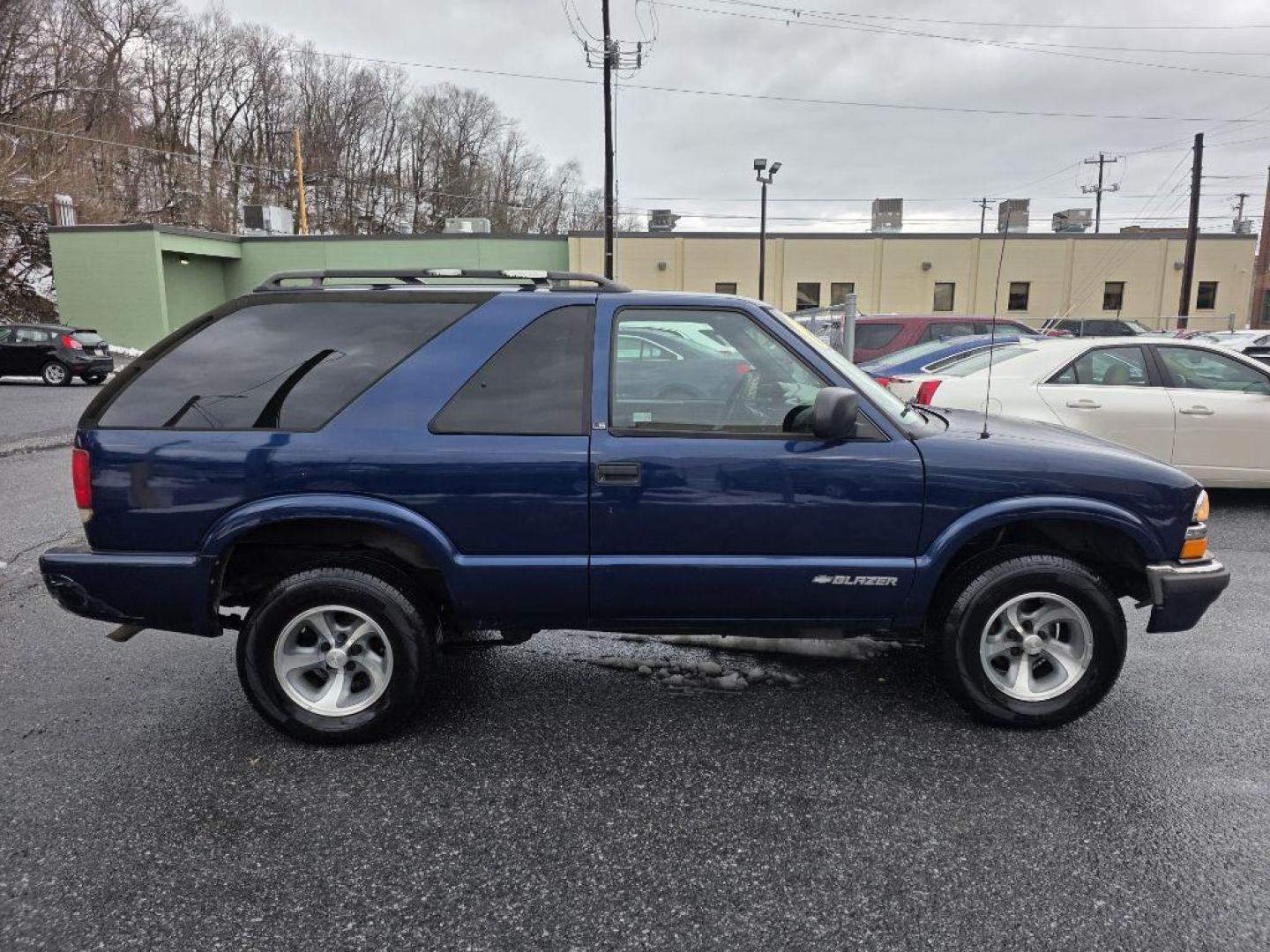 2000 BLUE CHEVROLET BLAZER LS (1GNCS18W7YK) with an 4.3L engine, Automatic transmission, located at 117 North Cameron Street, Harrisburg, PA, 17101, (717) 963-8962, 40.266762, -76.875259 - WE FINANCE!!! Good Credit/ Challenged Credit/ No Credit - ALL Trade-Ins Welcomed!!! APPLY ONLINE or CALL us TODAY ;) Please call us to discuss your cash and/or financing options. - Photo#5
