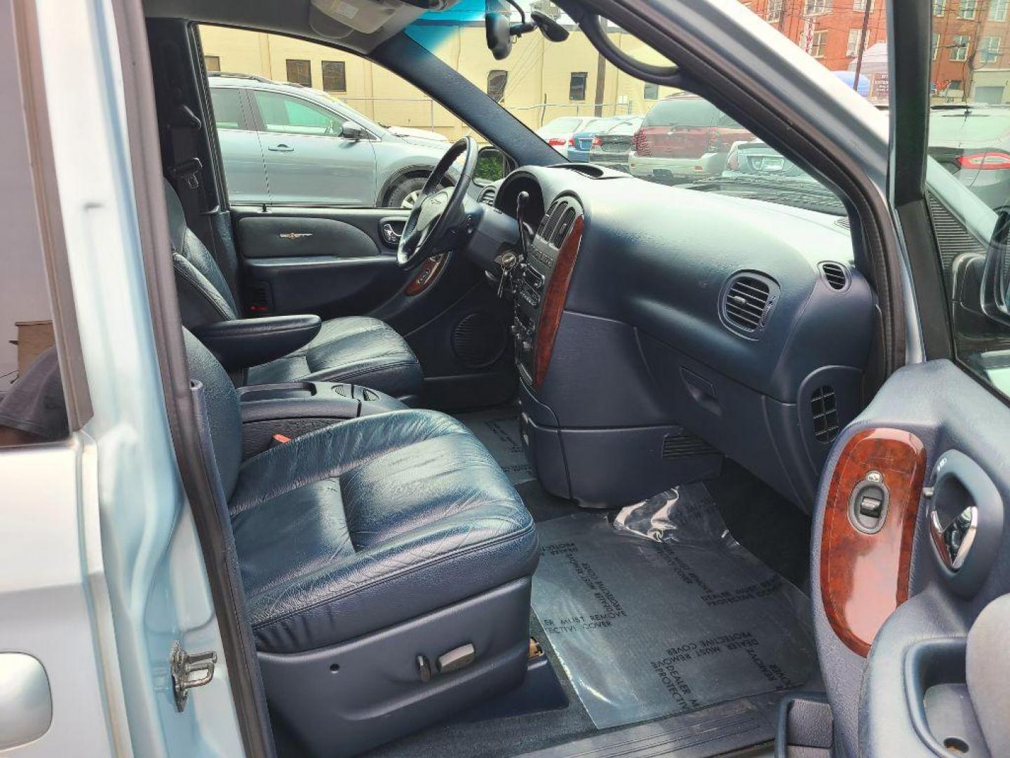 2001 BLUE CHRYSLER TOWN and COUNTRY LIMITED (2C8GP64LX1R) with an 3.8L engine, Automatic transmission, located at 117 North Cameron Street, Harrisburg, PA, 17101, (717) 963-8962, 40.266762, -76.875259 - WE FINANCE!!! Good Credit/ Bad Credit/ No Credit - ALL Trade-Ins Welcomed!!! ***Guaranteed Credit Approval*** APPLY ONLINE or CALL us TODAY ;) Internet Prices and Marketplace Prices are SPECIAL discounted ***CASH DEALS*** Retail Prices are higher. Please call us to discuss your cash and finan - Photo#8