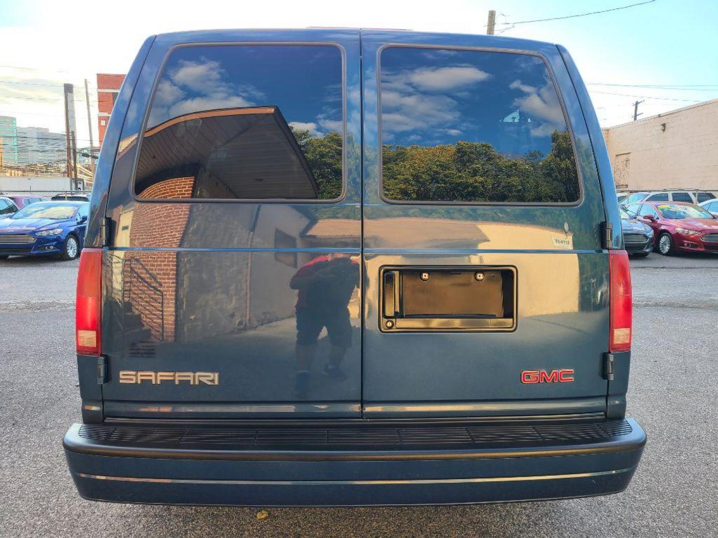 2001 BLUE GMC SAFARI XT (1GKDM19W11B) with an 4.3L engine, Automatic transmission, located at 117 North Cameron Street, Harrisburg, PA, 17101, (717) 963-8962, 40.266762, -76.875259 - WE FINANCE!!! Good Credit/ Bad Credit/ No Credit - ALL Trade-Ins Welcomed!!! ***Guaranteed Credit Approval*** APPLY ONLINE or CALL us TODAY ;) Please call us to discuss your cash and financing options. - Photo#3