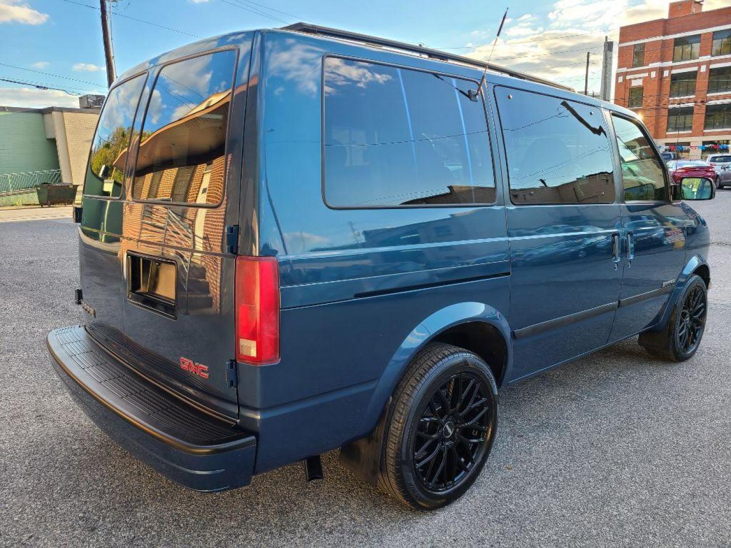 2001 BLUE GMC SAFARI XT (1GKDM19W11B) with an 4.3L engine, Automatic transmission, located at 117 North Cameron Street, Harrisburg, PA, 17101, (717) 963-8962, 40.266762, -76.875259 - WE FINANCE!!! Good Credit/ Bad Credit/ No Credit - ALL Trade-Ins Welcomed!!! ***Guaranteed Credit Approval*** APPLY ONLINE or CALL us TODAY ;) Please call us to discuss your cash and financing options. - Photo#4