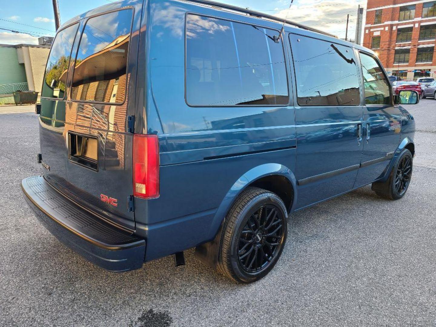 2001 BLUE GMC SAFARI XT (1GKDM19W11B) with an 4.3L engine, Automatic transmission, located at 117 North Cameron Street, Harrisburg, PA, 17101, (717) 963-8962, 40.266762, -76.875259 - WE FINANCE!!! Good Credit/ Bad Credit/ No Credit - ALL Trade-Ins Welcomed!!! ***Guaranteed Credit Approval*** APPLY ONLINE or CALL us TODAY ;) Please call us to discuss your cash and financing options. - Photo#5