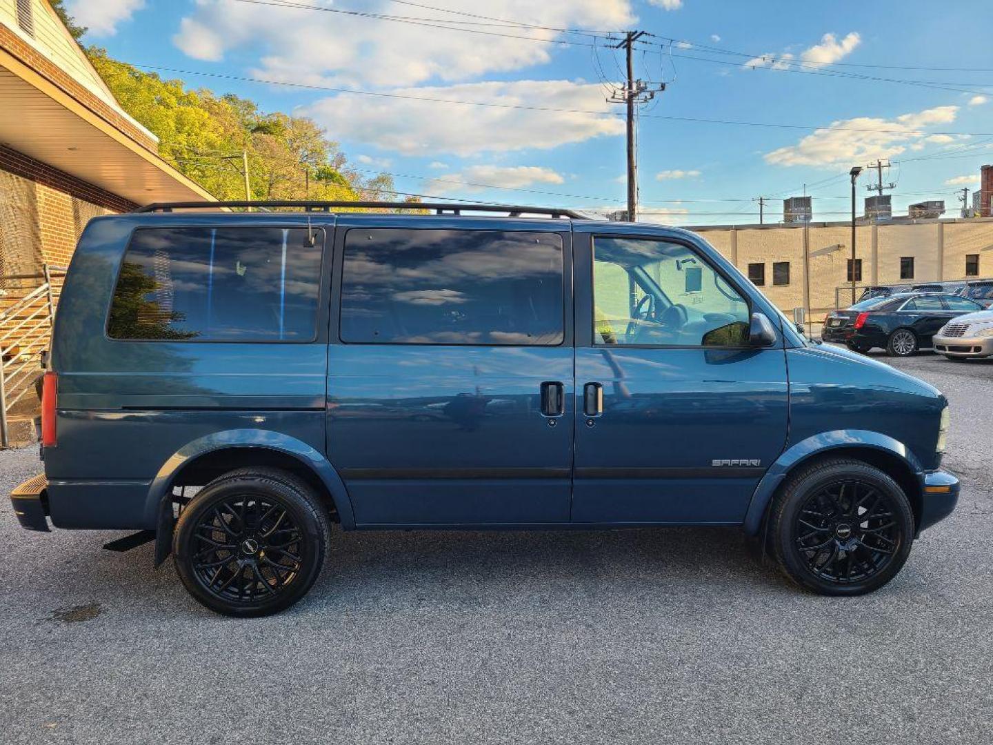 2001 BLUE GMC SAFARI XT (1GKDM19W11B) with an 4.3L engine, Automatic transmission, located at 117 North Cameron Street, Harrisburg, PA, 17101, (717) 963-8962, 40.266762, -76.875259 - WE FINANCE!!! Good Credit/ Bad Credit/ No Credit - ALL Trade-Ins Welcomed!!! ***Guaranteed Credit Approval*** APPLY ONLINE or CALL us TODAY ;) Please call us to discuss your cash and financing options. - Photo#6