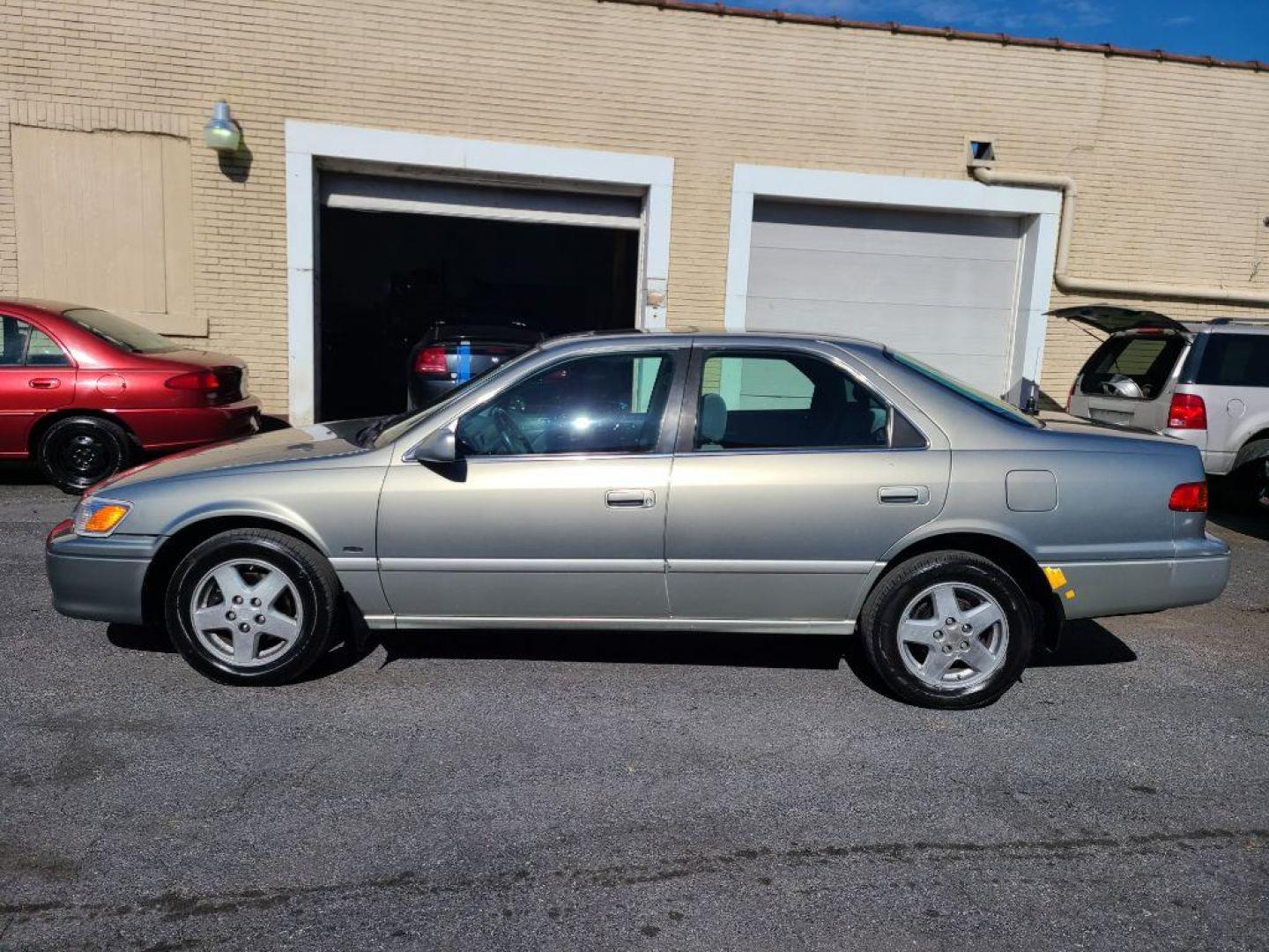 2001 GREY TOYOTA CAMRY CE (JT2BG22K510) with an 2.2L engine, Automatic transmission, located at 117 North Cameron Street, Harrisburg, PA, 17101, (717) 963-8962, 40.266762, -76.875259 - Photo#1