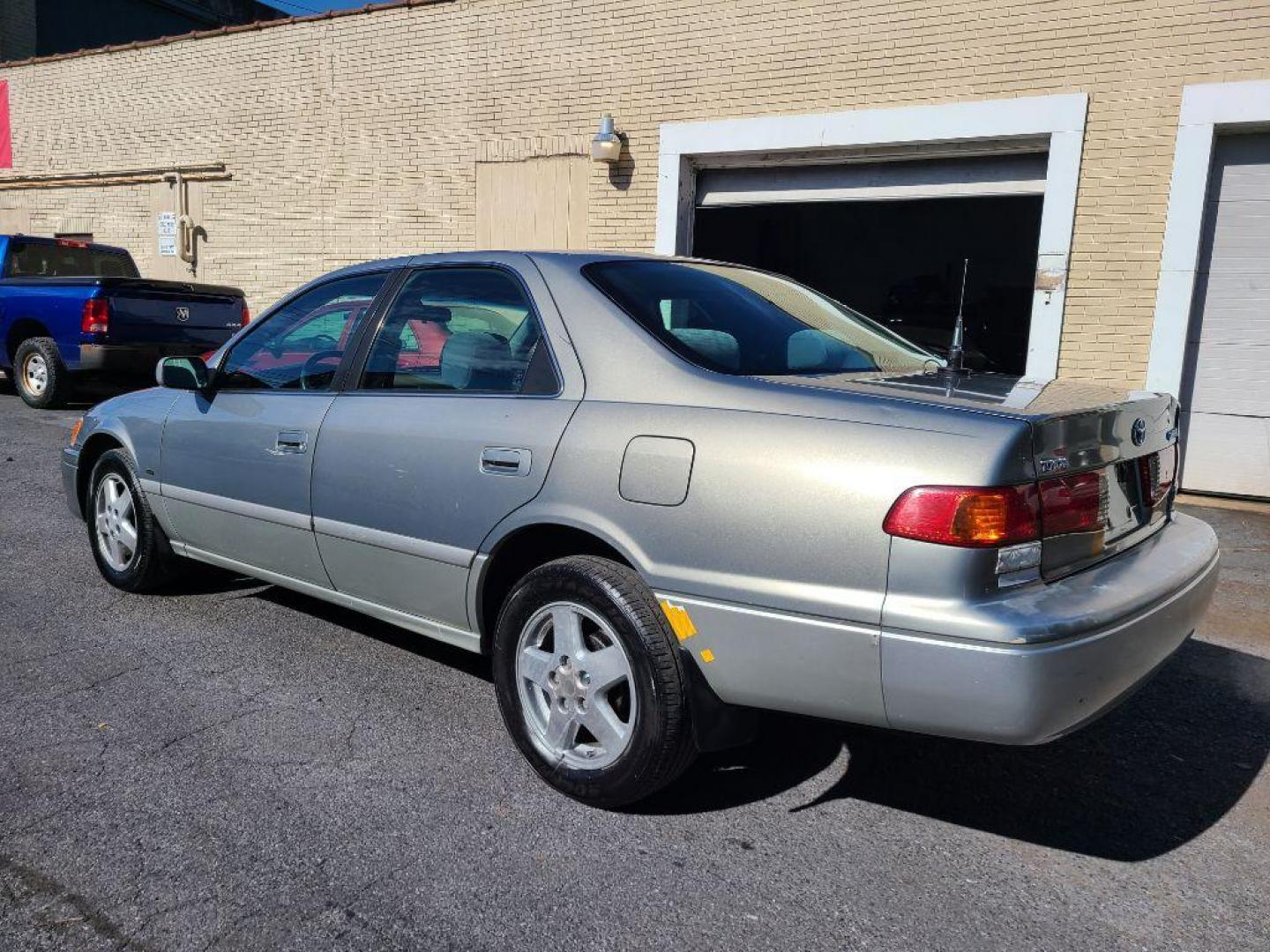 2001 GREY TOYOTA CAMRY CE (JT2BG22K510) with an 2.2L engine, Automatic transmission, located at 117 North Cameron Street, Harrisburg, PA, 17101, (717) 963-8962, 40.266762, -76.875259 - Photo#2