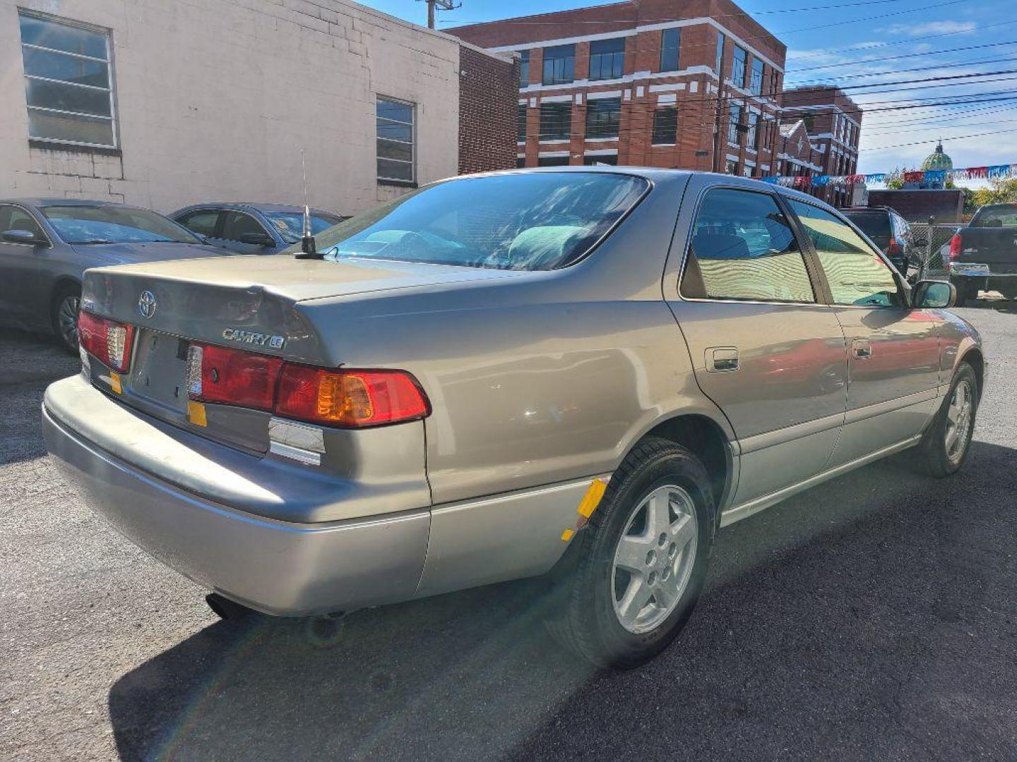 2001 GREY TOYOTA CAMRY CE (JT2BG22K510) with an 2.2L engine, Automatic transmission, located at 117 North Cameron Street, Harrisburg, PA, 17101, (717) 963-8962, 40.266762, -76.875259 - Photo#4