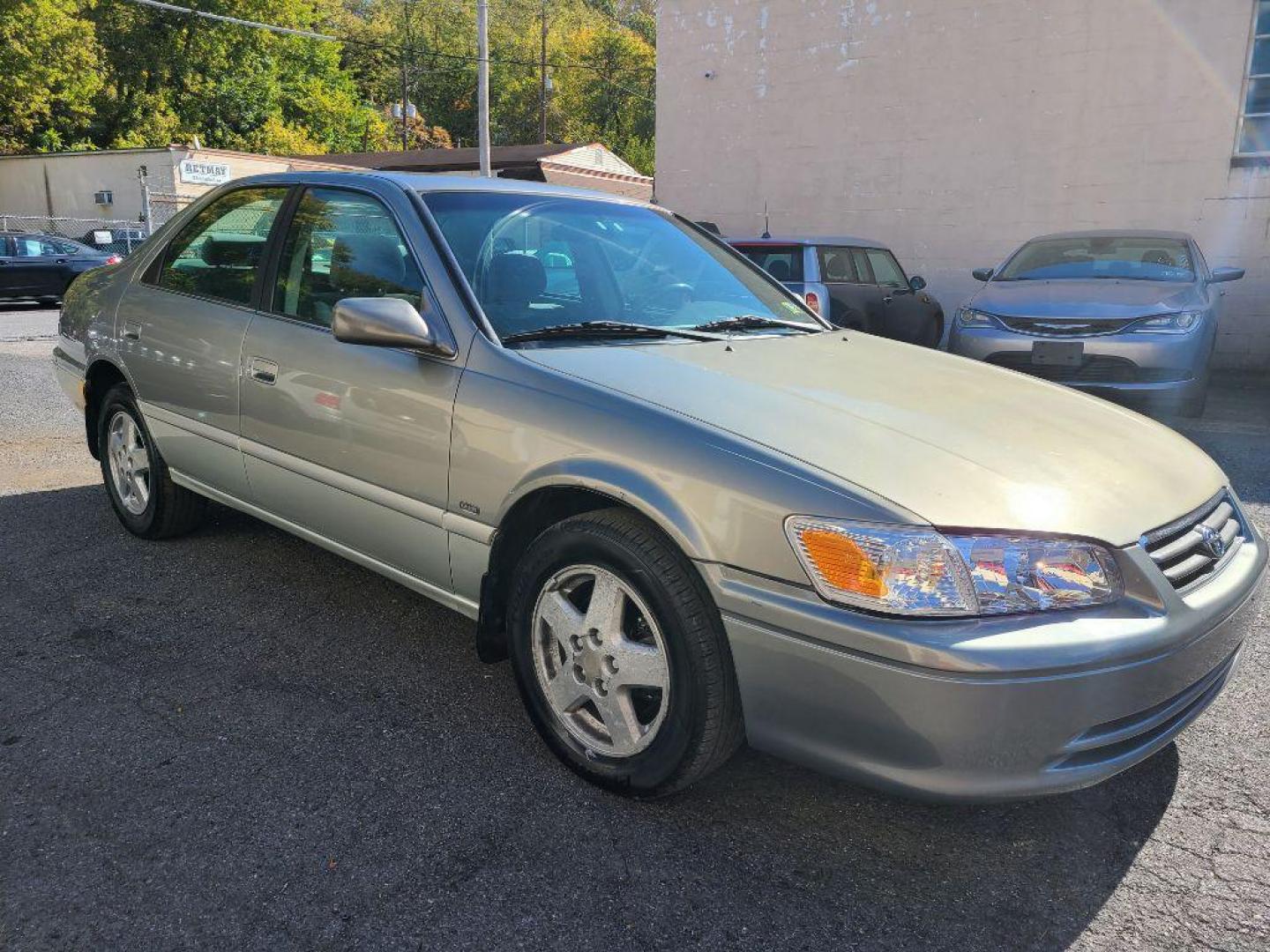 2001 GREY TOYOTA CAMRY CE (JT2BG22K510) with an 2.2L engine, Automatic transmission, located at 117 North Cameron Street, Harrisburg, PA, 17101, (717) 963-8962, 40.266762, -76.875259 - Photo#6