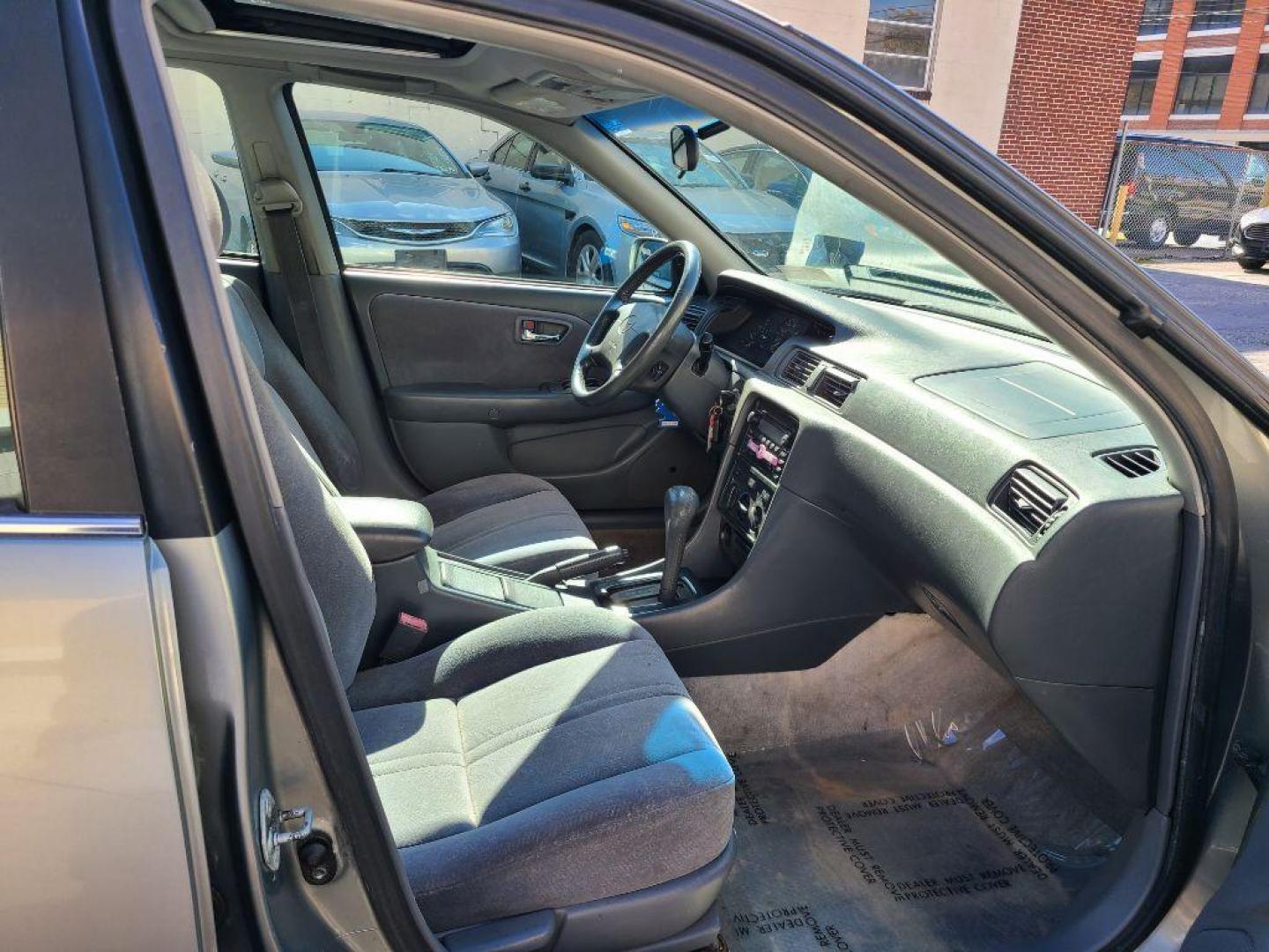 2001 GREY TOYOTA CAMRY CE (JT2BG22K510) with an 2.2L engine, Automatic transmission, located at 117 North Cameron Street, Harrisburg, PA, 17101, (717) 963-8962, 40.266762, -76.875259 - Photo#9