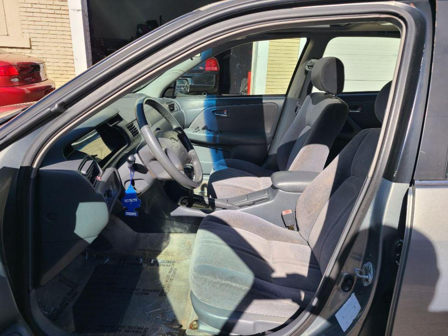 2001 GREY TOYOTA CAMRY CE (JT2BG22K510) with an 2.2L engine, Automatic transmission, located at 117 North Cameron Street, Harrisburg, PA, 17101, (717) 963-8962, 40.266762, -76.875259 - Photo#13