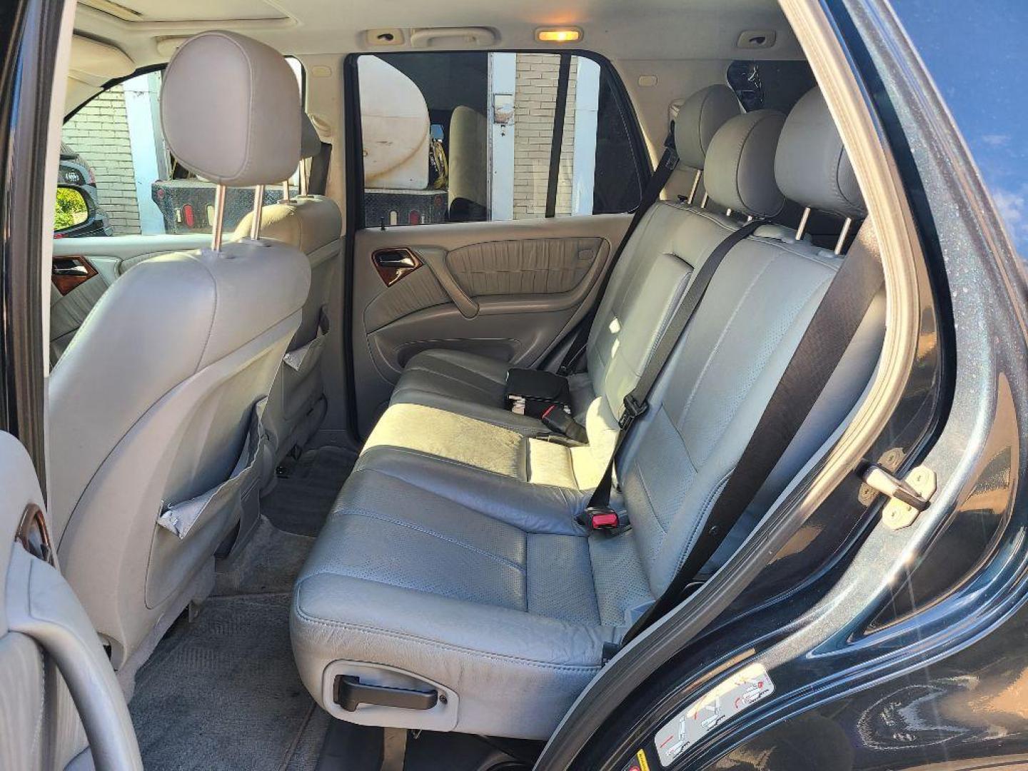 2002 BLUE MERCEDES-BENZ ML 320 (4JGAB54E12A) with an 3.2L engine, Automatic transmission, located at 117 North Cameron Street, Harrisburg, PA, 17101, (717) 963-8962, 40.266762, -76.875259 - WE FINANCE!!! Good Credit/ Bad Credit/ No Credit - ALL Trade-Ins Welcomed!!! ***Guaranteed Credit Approval*** APPLY ONLINE or CALL us TODAY ;) Please call us to discuss your cash and financing options. - Photo#13