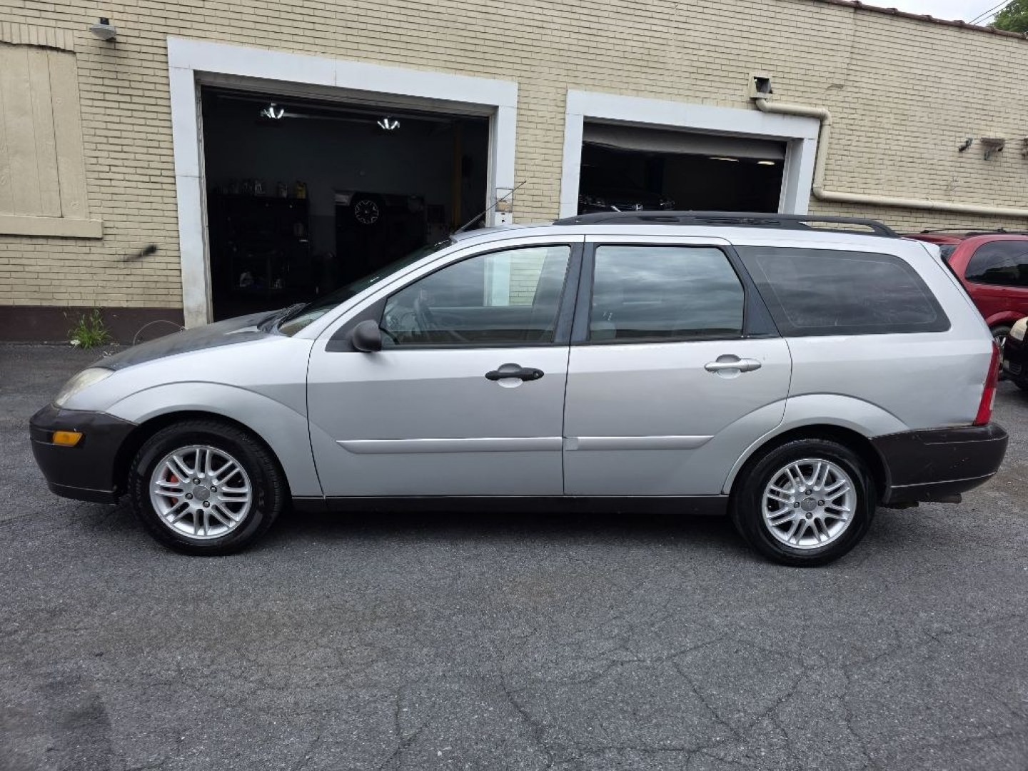 2003 SILVER FORD FOCUS SE (1FAFP36313W) with an 2.0L engine, Automatic transmission, located at 117 North Cameron Street, Harrisburg, PA, 17101, (717) 963-8962, 40.266762, -76.875259 - $1700 CASH DEAL, RUNS AND DRIVES, COLD A/C. TRADE IN SPECIAL. NOT INSPECTED AS-IS- Photo#1