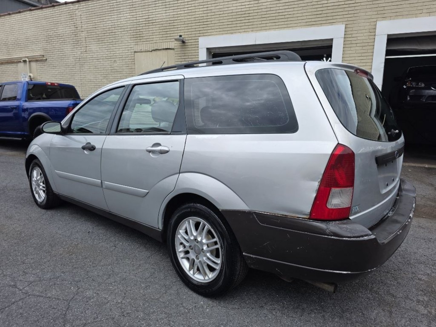 2003 SILVER FORD FOCUS SE (1FAFP36313W) with an 2.0L engine, Automatic transmission, located at 117 North Cameron Street, Harrisburg, PA, 17101, (717) 963-8962, 40.266762, -76.875259 - $1700 CASH DEAL, RUNS AND DRIVES, COLD A/C. TRADE IN SPECIAL. NOT INSPECTED AS-IS- Photo#2