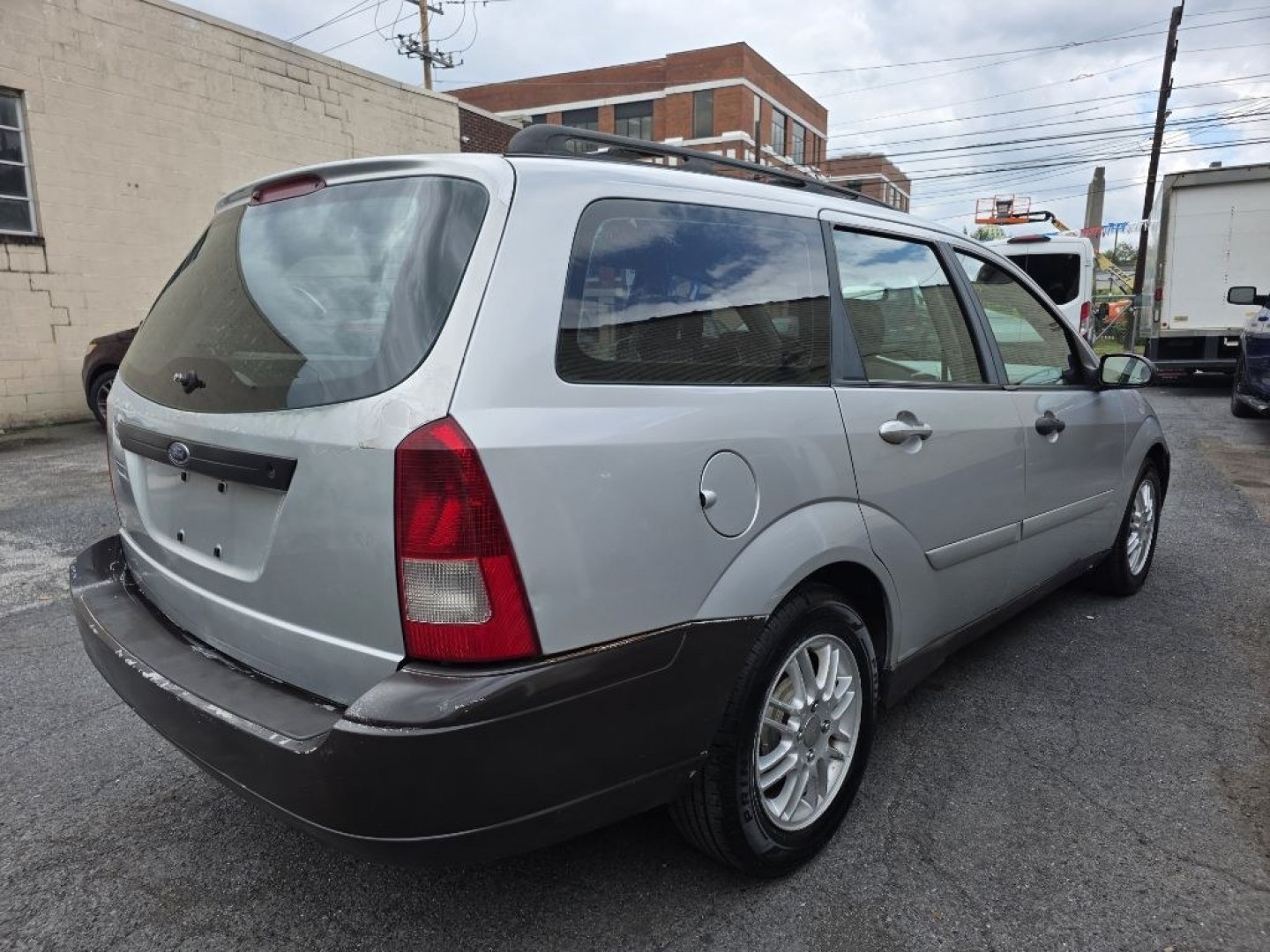 2003 SILVER FORD FOCUS SE (1FAFP36313W) with an 2.0L engine, Automatic transmission, located at 117 North Cameron Street, Harrisburg, PA, 17101, (717) 963-8962, 40.266762, -76.875259 - $1700 CASH DEAL, RUNS AND DRIVES, COLD A/C. TRADE IN SPECIAL. NOT INSPECTED AS-IS- Photo#3