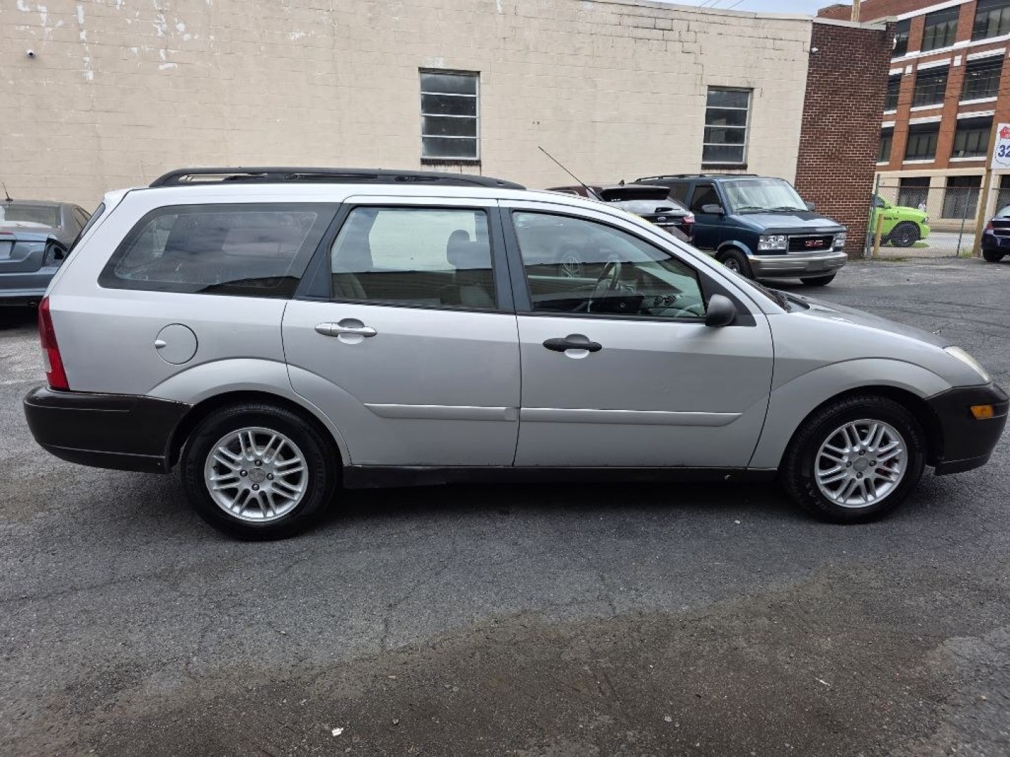 2003 SILVER FORD FOCUS SE (1FAFP36313W) with an 2.0L engine, Automatic transmission, located at 117 North Cameron Street, Harrisburg, PA, 17101, (717) 963-8962, 40.266762, -76.875259 - $1700 CASH DEAL, RUNS AND DRIVES, COLD A/C. TRADE IN SPECIAL. NOT INSPECTED AS-IS- Photo#5