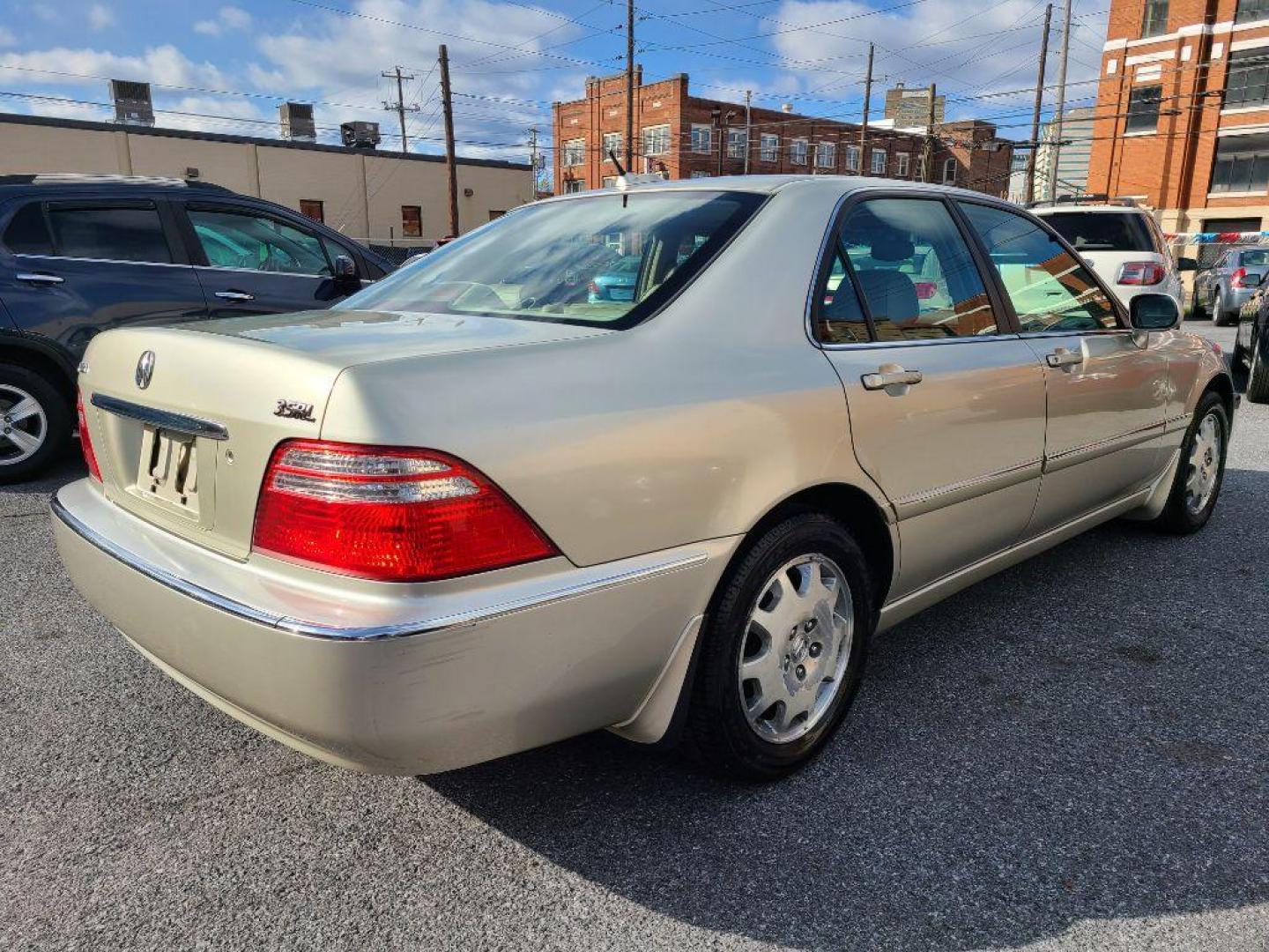 2004 GOLD ACURA 3.5RL SEDAN W/NAV (JH4KA96694C) with an 3.5L engine, Automatic transmission, located at 117 North Cameron Street, Harrisburg, PA, 17101, (717) 963-8962, 40.266762, -76.875259 - WE FINANCE!!! Good Credit/ Bad Credit/ No Credit - ALL Trade-Ins Welcomed!!! ***Guaranteed Credit Approval*** APPLY ONLINE or CALL us TODAY ;) Internet Prices and Marketplace Prices are SPECIAL discounted ***CASH DEALS*** Retail Prices are higher. Please call us to discuss your cash and finan - Photo#4