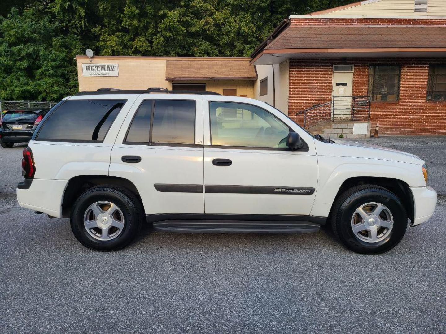 2004 WHITE CHEVROLET TRAILBLAZER LS (1GNDT13S642) with an 4.2L engine, Automatic transmission, located at 117 North Cameron Street, Harrisburg, PA, 17101, (717) 963-8962, 40.266762, -76.875259 - WE FINANCE!!! Good Credit/ Bad Credit/ No Credit - ALL Trade-Ins Welcomed!!! ***Guaranteed Credit Approval*** APPLY ONLINE or CALL us TODAY ;) Please call us to discuss your cash and financing options. - Photo#4