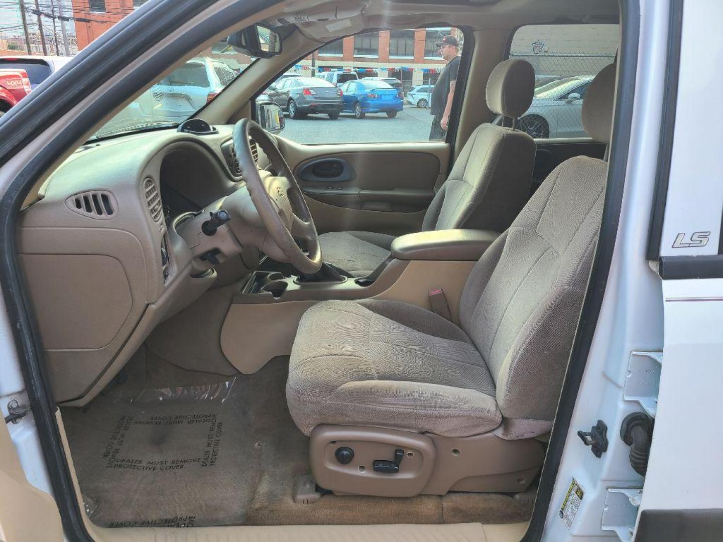 2004 WHITE CHEVROLET TRAILBLAZER LS (1GNDT13S642) with an 4.2L engine, Automatic transmission, located at 117 North Cameron Street, Harrisburg, PA, 17101, (717) 963-8962, 40.266762, -76.875259 - WE FINANCE!!! Good Credit/ Bad Credit/ No Credit - ALL Trade-Ins Welcomed!!! ***Guaranteed Credit Approval*** APPLY ONLINE or CALL us TODAY ;) Please call us to discuss your cash and financing options. - Photo#13