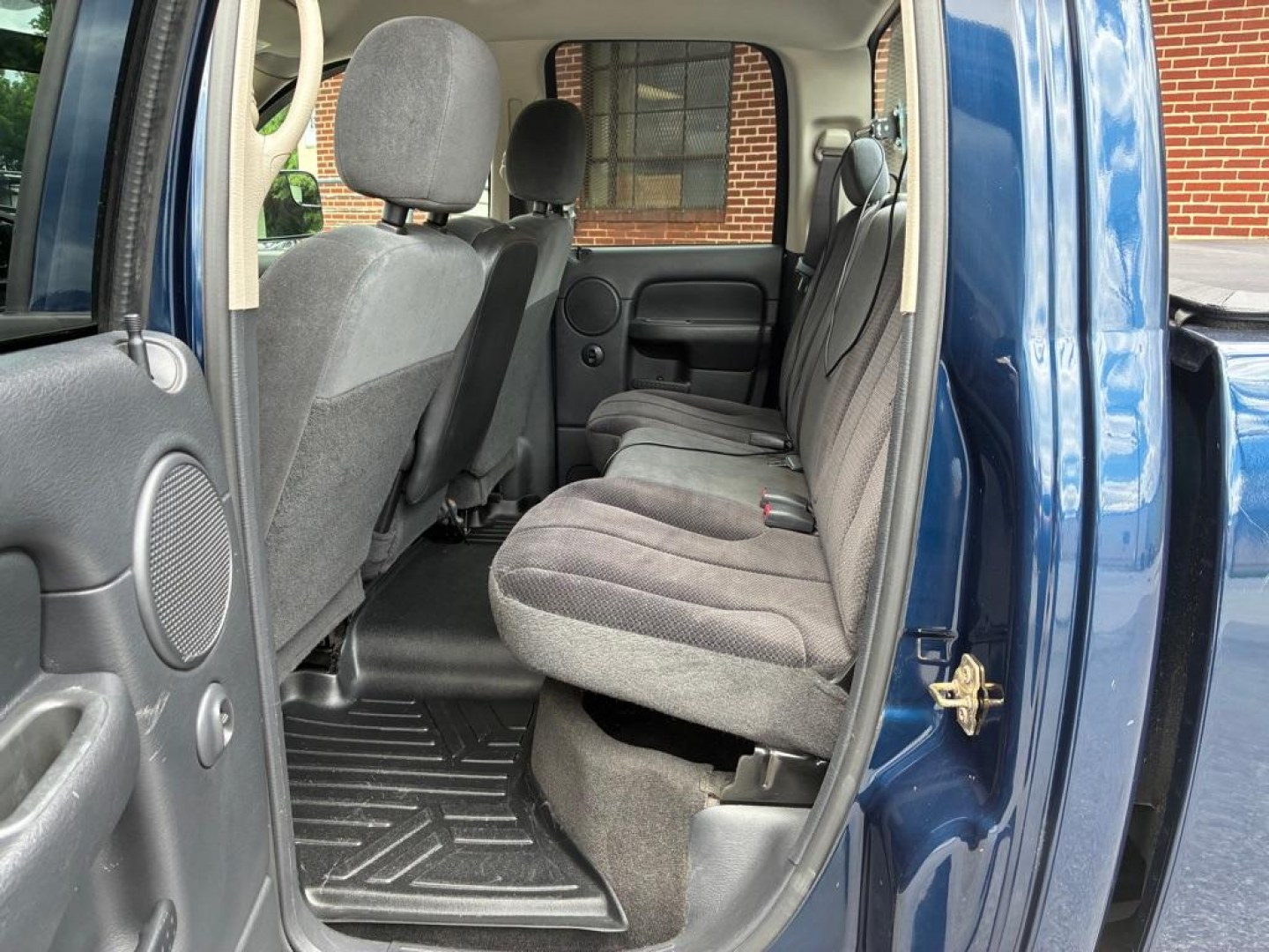 2004 BLUE DODGE RAM 2500 ST (3D7KU28D44G) with an 5.7L engine, Automatic transmission, located at 117 North Cameron Street, Harrisburg, PA, 17101, (717) 963-8962, 40.266762, -76.875259 - WE FINANCE!!! MOST vehicles are available for financing. Good Credit/ Challenged Credit/ No Credit - ALL Trade-Ins Welcomed!!! APPLY ONLINE or CALL us TODAY Please call us to discuss your cash and/or financing options. Thanks for checking our inventory! We're here to help.- Photo#14