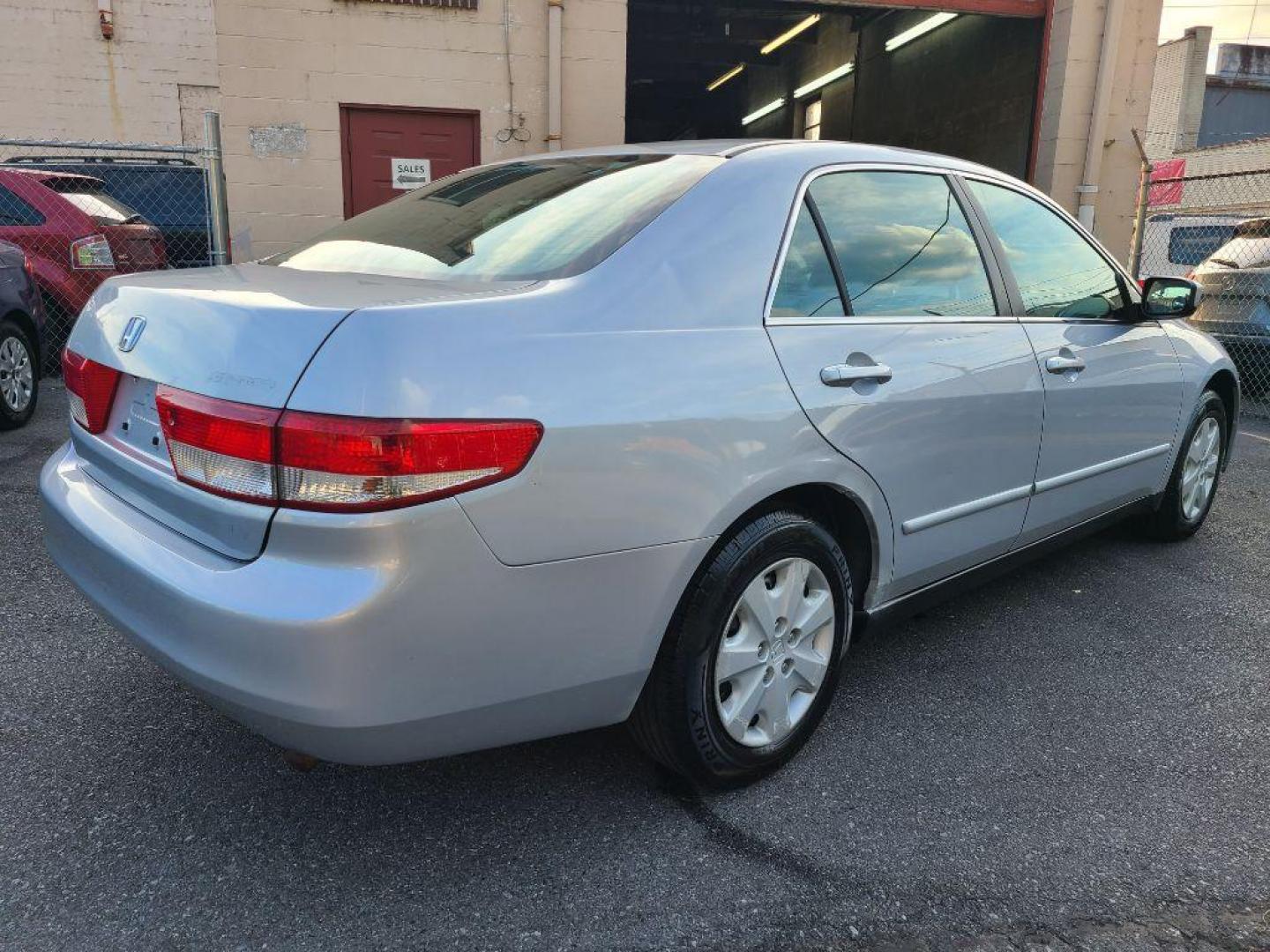 2004 SILVER HONDA ACCORD LX (1HGCM56304A) with an 2.4L engine, Automatic transmission, located at 117 North Cameron Street, Harrisburg, PA, 17101, (717) 963-8962, 40.266762, -76.875259 - WE FINANCE!!! Good Credit/ Bad Credit/ No Credit - ALL Trade-Ins Welcomed!!! ***Guaranteed Credit Approval*** APPLY ONLINE or CALL us TODAY ;) Internet Prices and Marketplace Prices are SPECIAL discounted ***CASH DEALS*** Retail Prices are higher. Please call us to discuss your cash and finan - Photo#4
