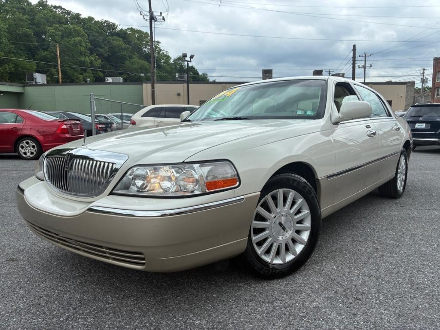 2004 WHITE LINCOLN TOWN CAR EXECUTIVE (1LNHM81W04Y) with an 4.6L engine, Automatic transmission, located at 117 North Cameron Street, Harrisburg, PA, 17101, (717) 963-8962, 40.266762, -76.875259 - WE FINANCE!!! MOST vehicles are available for financing. Good Credit/ Challenged Credit/ No Credit - ALL Trade-Ins Welcomed!!! APPLY ONLINE or CALL us TODAY Please call us to discuss your cash and/or financing options. Thanks for checking our inventory! We're here to help. - Photo#0