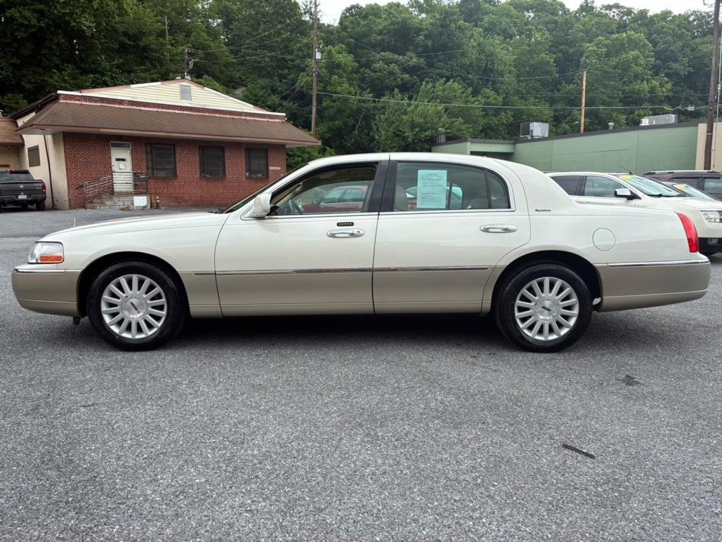2004 WHITE LINCOLN TOWN CAR EXECUTIVE (1LNHM81W04Y) with an 4.6L engine, Automatic transmission, located at 117 North Cameron Street, Harrisburg, PA, 17101, (717) 963-8962, 40.266762, -76.875259 - WE FINANCE!!! MOST vehicles are available for financing. Good Credit/ Challenged Credit/ No Credit - ALL Trade-Ins Welcomed!!! APPLY ONLINE or CALL us TODAY Please call us to discuss your cash and/or financing options. Thanks for checking our inventory! We're here to help. - Photo#1