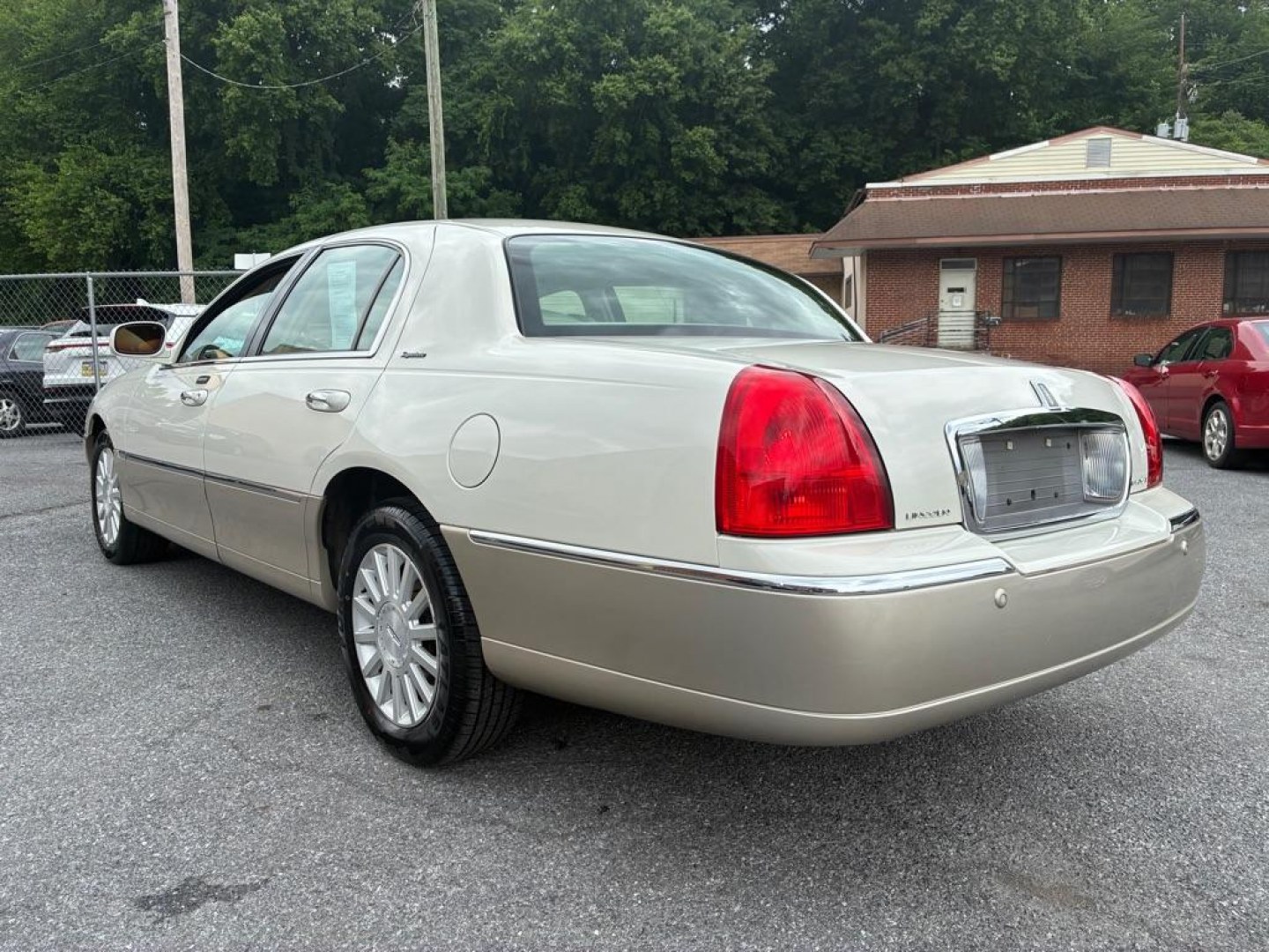 2004 WHITE LINCOLN TOWN CAR EXECUTIVE (1LNHM81W04Y) with an 4.6L engine, Automatic transmission, located at 117 North Cameron Street, Harrisburg, PA, 17101, (717) 963-8962, 40.266762, -76.875259 - WE FINANCE!!! MOST vehicles are available for financing. Good Credit/ Challenged Credit/ No Credit - ALL Trade-Ins Welcomed!!! APPLY ONLINE or CALL us TODAY Please call us to discuss your cash and/or financing options. Thanks for checking our inventory! We're here to help. - Photo#2