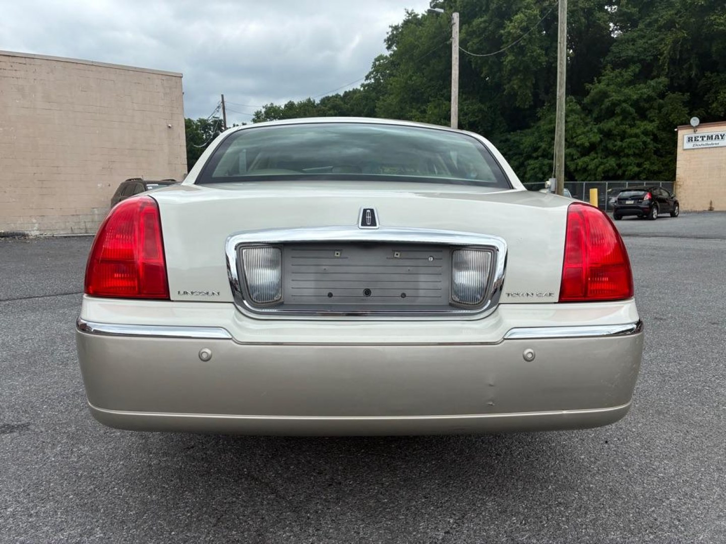 2004 WHITE LINCOLN TOWN CAR EXECUTIVE (1LNHM81W04Y) with an 4.6L engine, Automatic transmission, located at 117 North Cameron Street, Harrisburg, PA, 17101, (717) 963-8962, 40.266762, -76.875259 - WE FINANCE!!! MOST vehicles are available for financing. Good Credit/ Challenged Credit/ No Credit - ALL Trade-Ins Welcomed!!! APPLY ONLINE or CALL us TODAY Please call us to discuss your cash and/or financing options. Thanks for checking our inventory! We're here to help. - Photo#3