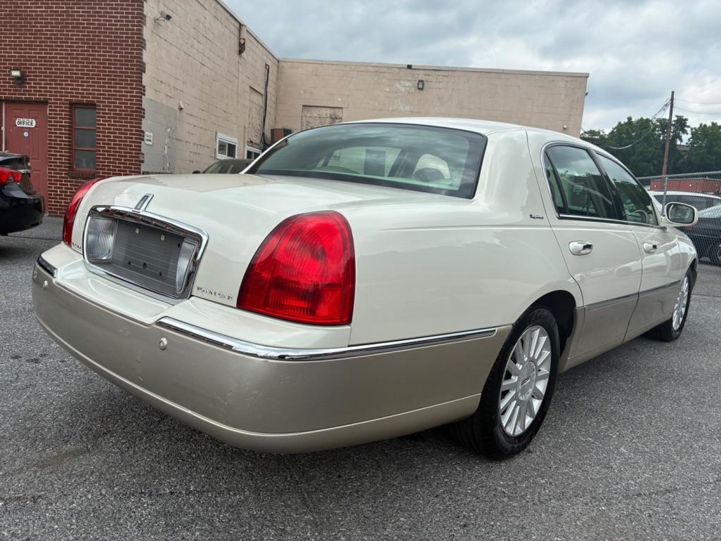 2004 WHITE LINCOLN TOWN CAR EXECUTIVE (1LNHM81W04Y) with an 4.6L engine, Automatic transmission, located at 117 North Cameron Street, Harrisburg, PA, 17101, (717) 963-8962, 40.266762, -76.875259 - WE FINANCE!!! MOST vehicles are available for financing. Good Credit/ Challenged Credit/ No Credit - ALL Trade-Ins Welcomed!!! APPLY ONLINE or CALL us TODAY Please call us to discuss your cash and/or financing options. Thanks for checking our inventory! We're here to help. - Photo#4