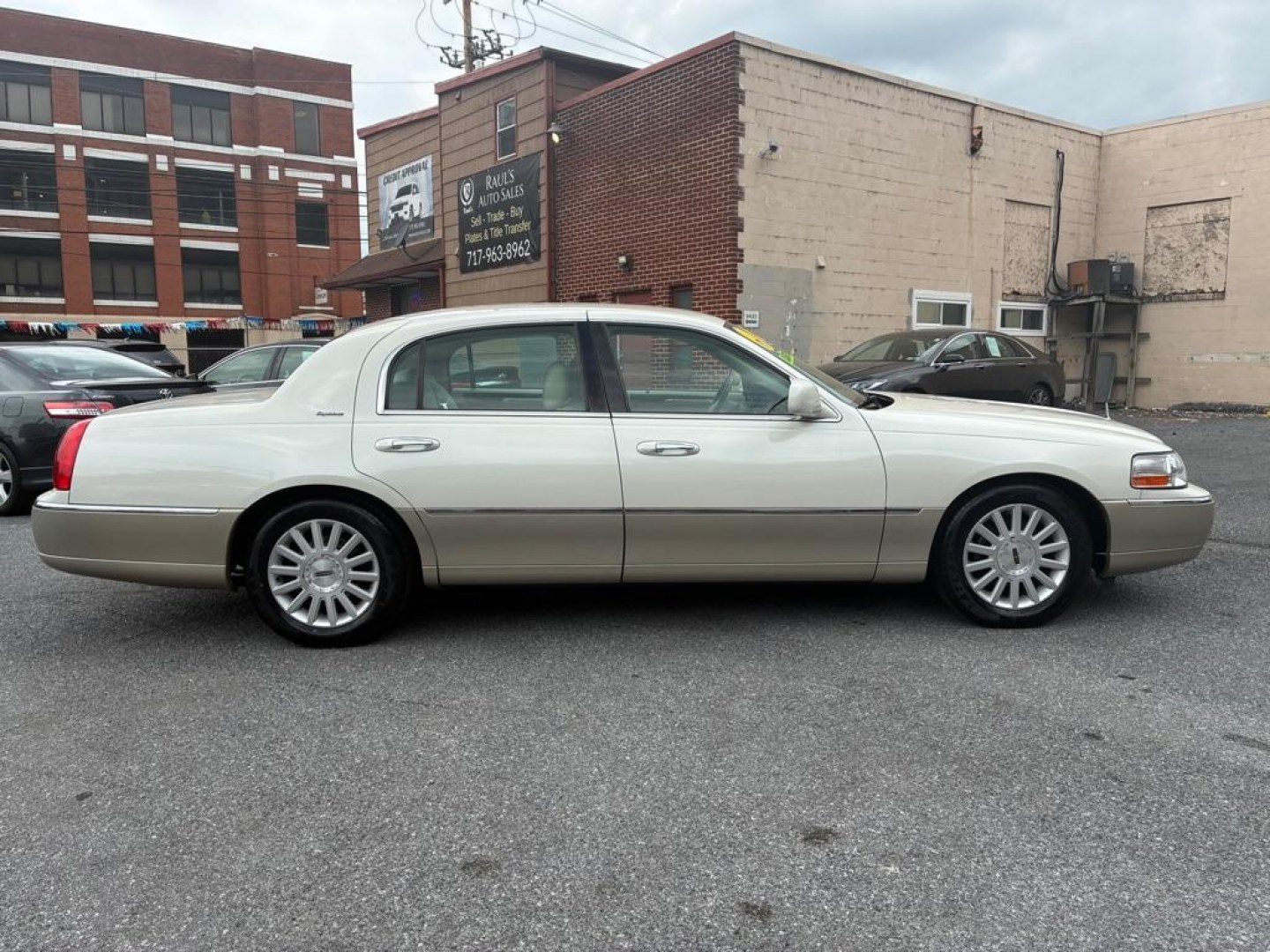 2004 WHITE LINCOLN TOWN CAR EXECUTIVE (1LNHM81W04Y) with an 4.6L engine, Automatic transmission, located at 117 North Cameron Street, Harrisburg, PA, 17101, (717) 963-8962, 40.266762, -76.875259 - WE FINANCE!!! MOST vehicles are available for financing. Good Credit/ Challenged Credit/ No Credit - ALL Trade-Ins Welcomed!!! APPLY ONLINE or CALL us TODAY Please call us to discuss your cash and/or financing options. Thanks for checking our inventory! We're here to help. - Photo#5