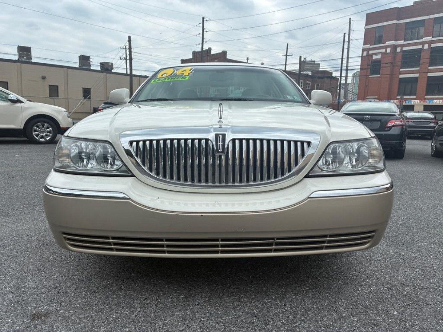 2004 WHITE LINCOLN TOWN CAR EXECUTIVE (1LNHM81W04Y) with an 4.6L engine, Automatic transmission, located at 117 North Cameron Street, Harrisburg, PA, 17101, (717) 963-8962, 40.266762, -76.875259 - WE FINANCE!!! MOST vehicles are available for financing. Good Credit/ Challenged Credit/ No Credit - ALL Trade-Ins Welcomed!!! APPLY ONLINE or CALL us TODAY Please call us to discuss your cash and/or financing options. Thanks for checking our inventory! We're here to help. - Photo#7
