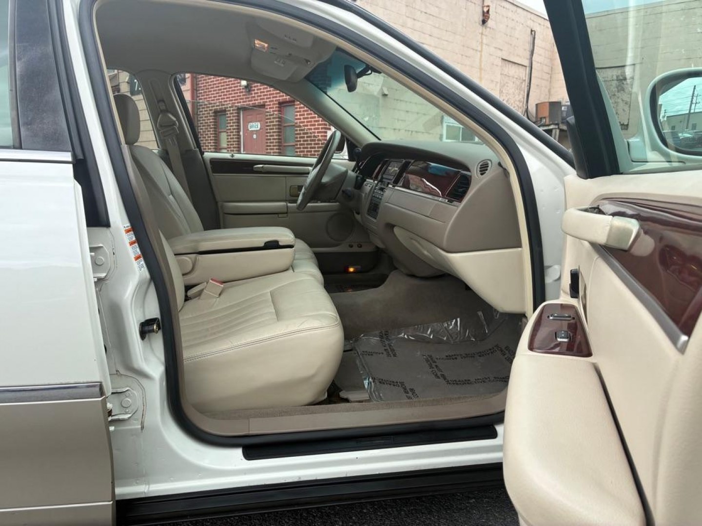 2004 WHITE LINCOLN TOWN CAR EXECUTIVE (1LNHM81W04Y) with an 4.6L engine, Automatic transmission, located at 117 North Cameron Street, Harrisburg, PA, 17101, (717) 963-8962, 40.266762, -76.875259 - WE FINANCE!!! MOST vehicles are available for financing. Good Credit/ Challenged Credit/ No Credit - ALL Trade-Ins Welcomed!!! APPLY ONLINE or CALL us TODAY Please call us to discuss your cash and/or financing options. Thanks for checking our inventory! We're here to help. - Photo#8