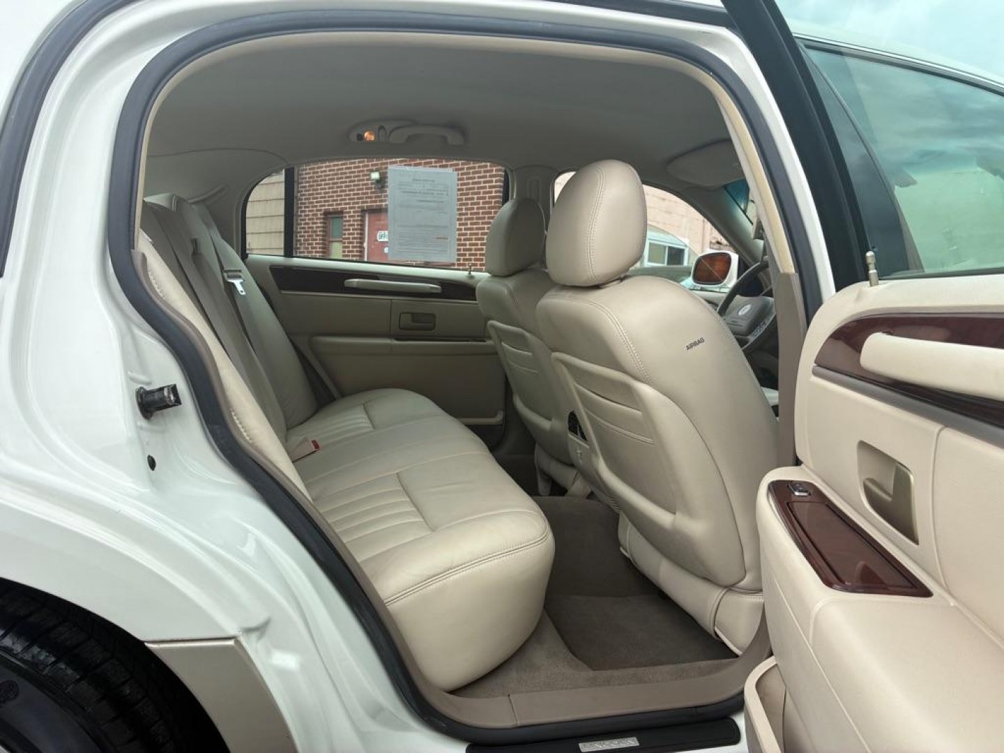 2004 WHITE LINCOLN TOWN CAR EXECUTIVE (1LNHM81W04Y) with an 4.6L engine, Automatic transmission, located at 117 North Cameron Street, Harrisburg, PA, 17101, (717) 963-8962, 40.266762, -76.875259 - WE FINANCE!!! MOST vehicles are available for financing. Good Credit/ Challenged Credit/ No Credit - ALL Trade-Ins Welcomed!!! APPLY ONLINE or CALL us TODAY Please call us to discuss your cash and/or financing options. Thanks for checking our inventory! We're here to help. - Photo#9