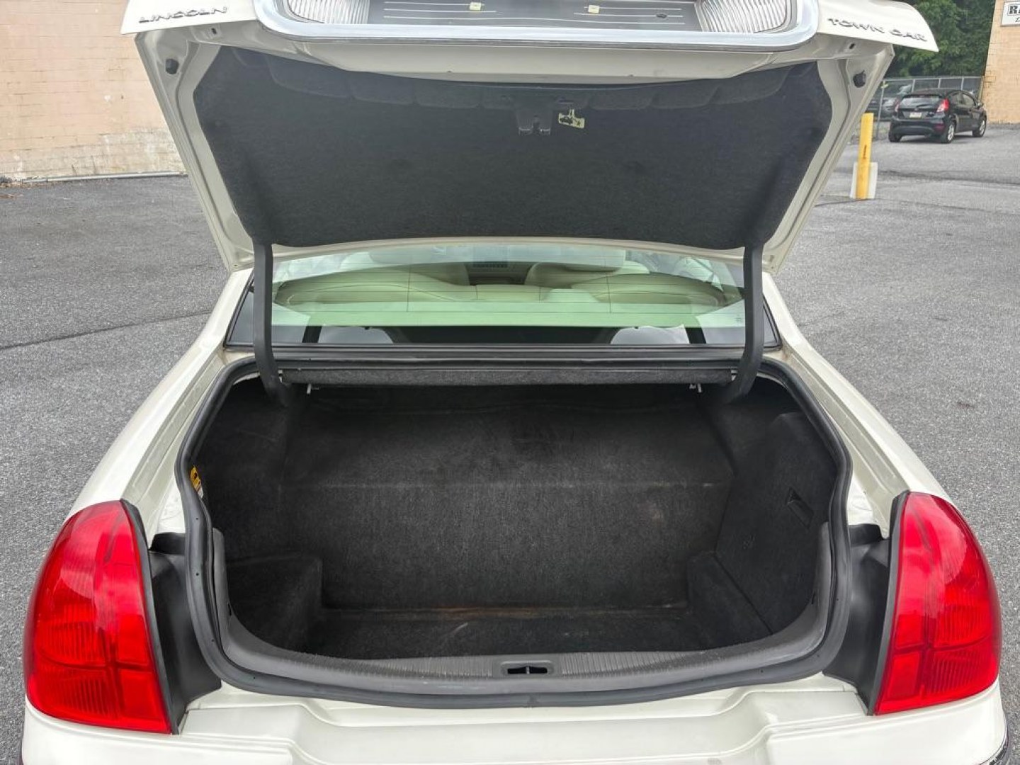 2004 WHITE LINCOLN TOWN CAR EXECUTIVE (1LNHM81W04Y) with an 4.6L engine, Automatic transmission, located at 117 North Cameron Street, Harrisburg, PA, 17101, (717) 963-8962, 40.266762, -76.875259 - WE FINANCE!!! MOST vehicles are available for financing. Good Credit/ Challenged Credit/ No Credit - ALL Trade-Ins Welcomed!!! APPLY ONLINE or CALL us TODAY Please call us to discuss your cash and/or financing options. Thanks for checking our inventory! We're here to help. - Photo#10