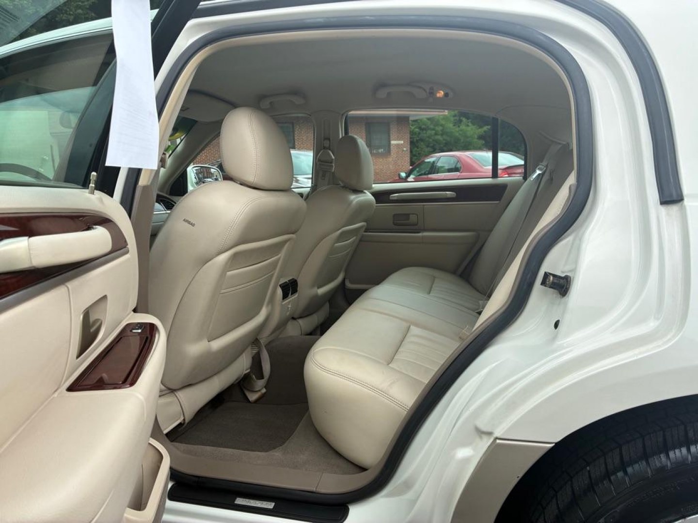 2004 WHITE LINCOLN TOWN CAR EXECUTIVE (1LNHM81W04Y) with an 4.6L engine, Automatic transmission, located at 117 North Cameron Street, Harrisburg, PA, 17101, (717) 963-8962, 40.266762, -76.875259 - WE FINANCE!!! MOST vehicles are available for financing. Good Credit/ Challenged Credit/ No Credit - ALL Trade-Ins Welcomed!!! APPLY ONLINE or CALL us TODAY Please call us to discuss your cash and/or financing options. Thanks for checking our inventory! We're here to help. - Photo#11