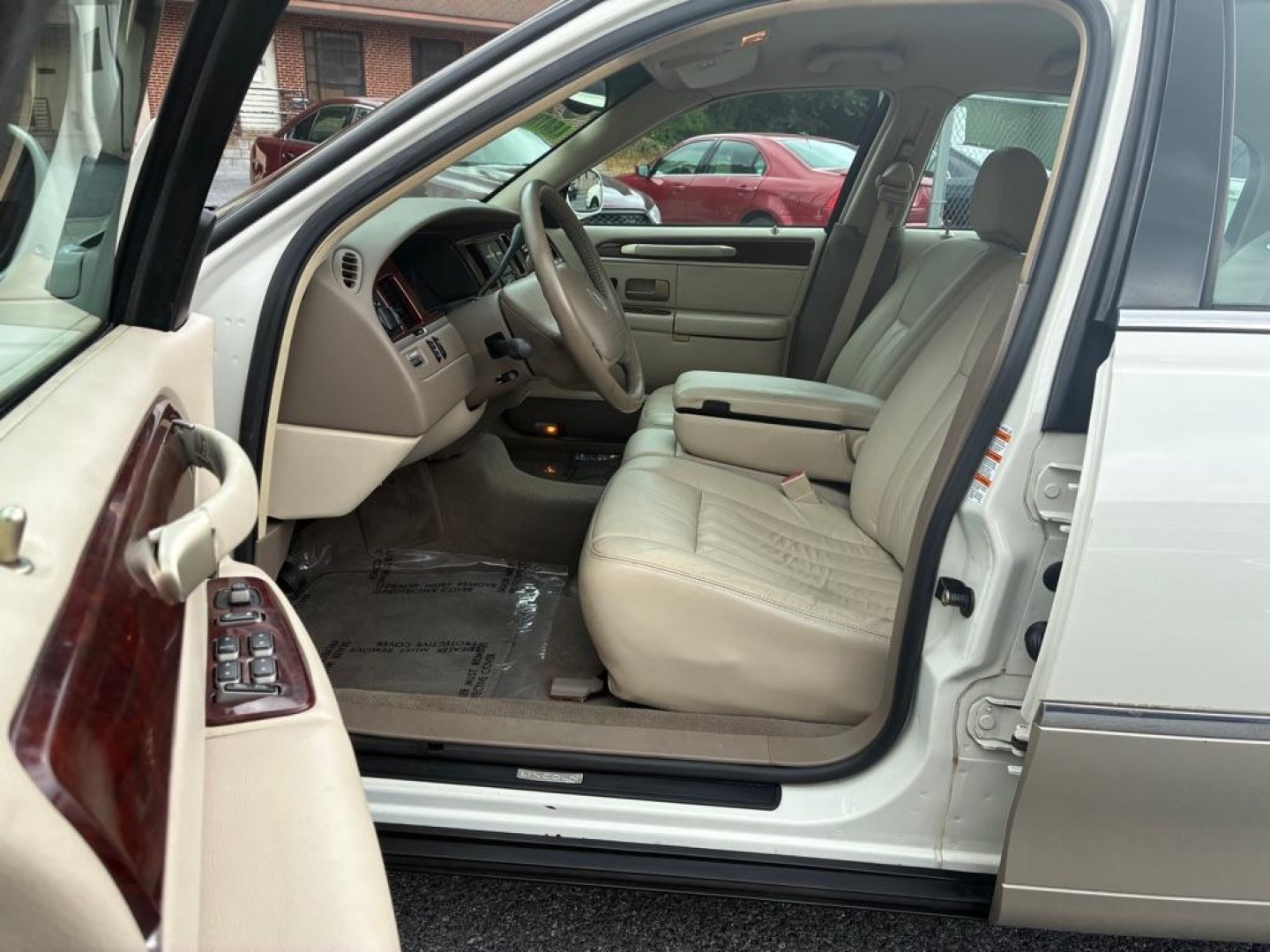2004 WHITE LINCOLN TOWN CAR EXECUTIVE (1LNHM81W04Y) with an 4.6L engine, Automatic transmission, located at 117 North Cameron Street, Harrisburg, PA, 17101, (717) 963-8962, 40.266762, -76.875259 - WE FINANCE!!! MOST vehicles are available for financing. Good Credit/ Challenged Credit/ No Credit - ALL Trade-Ins Welcomed!!! APPLY ONLINE or CALL us TODAY Please call us to discuss your cash and/or financing options. Thanks for checking our inventory! We're here to help. - Photo#13