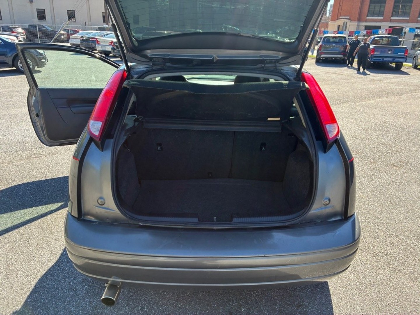 2005 GRAY FORD FOCUS ZX3 (3FAFP31N45R) with an 2.0L engine, Automatic transmission, located at 117 North Cameron Street, Harrisburg, PA, 17101, (717) 963-8962, 40.266762, -76.875259 - WE FINANCE!!! MOST vehicles are available for financing. Good Credit/ Challenged Credit/ No Credit - ALL Trade-Ins Welcomed!!! APPLY ONLINE or CALL us TODAY Please call us to discuss your cash and/or financing options. Thanks for checking our inventory! We're here to help.- Photo#10