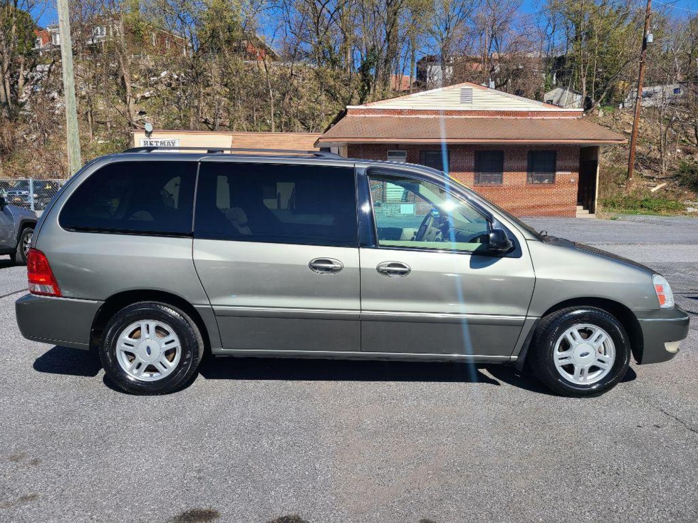 2005 GREEN FORD FREESTAR SEL (2FMZA52295B) with an 4.2L engine, Automatic transmission, located at 117 North Cameron Street, Harrisburg, PA, 17101, (717) 963-8962, 40.266762, -76.875259 - WE FINANCE!!! Good Credit/ Bad Credit/ No Credit - ALL Trade-Ins Welcomed!!! ***Guaranteed Credit Approval*** APPLY ONLINE or CALL us TODAY ;) Internet Prices and Marketplace Prices are SPECIAL discounted ***CASH DEALS*** Retail Prices are higher. Please call us to discuss your cash and finan - Photo#4