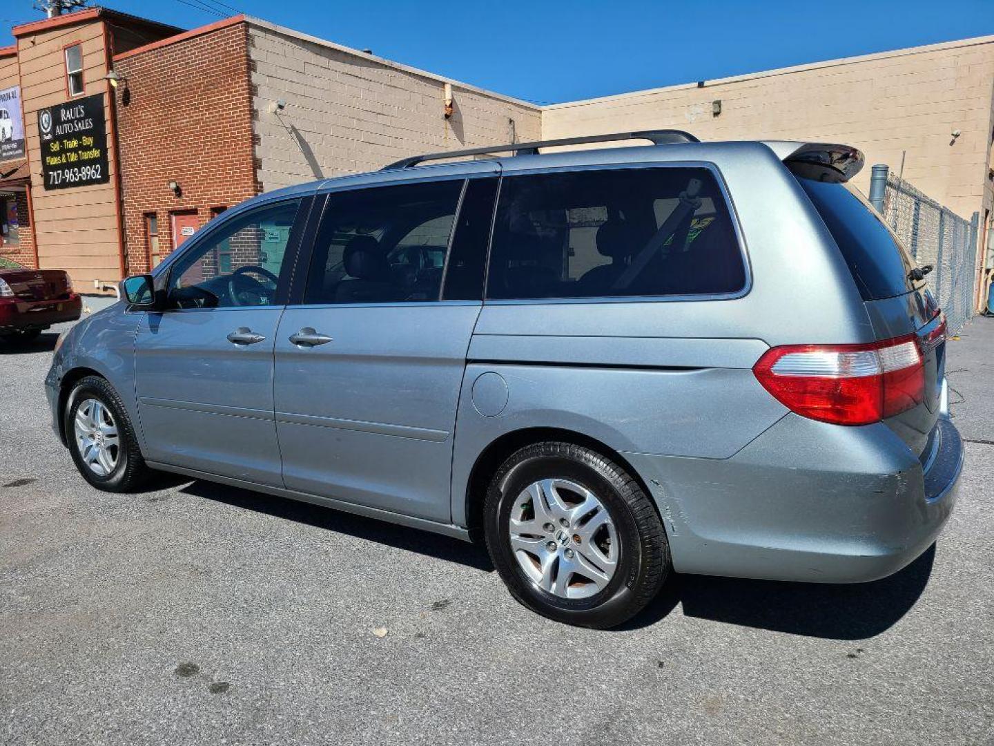 2005 SILVER HONDA ODYSSEY EXL (5FNRL386X5B) with an 3.5L engine, Automatic transmission, located at 117 North Cameron Street, Harrisburg, PA, 17101, (717) 963-8962, 40.266762, -76.875259 - WE FINANCE!!! Good Credit/ Bad Credit/ No Credit - ALL Trade-Ins Welcomed!!! ***Guaranteed Credit Approval*** APPLY ONLINE or CALL us TODAY ;) Internet Prices and Marketplace Prices are SPECIAL discounted ***CASH DEALS*** Retail Prices are higher. Please call us to discuss your cash and finan - Photo#3