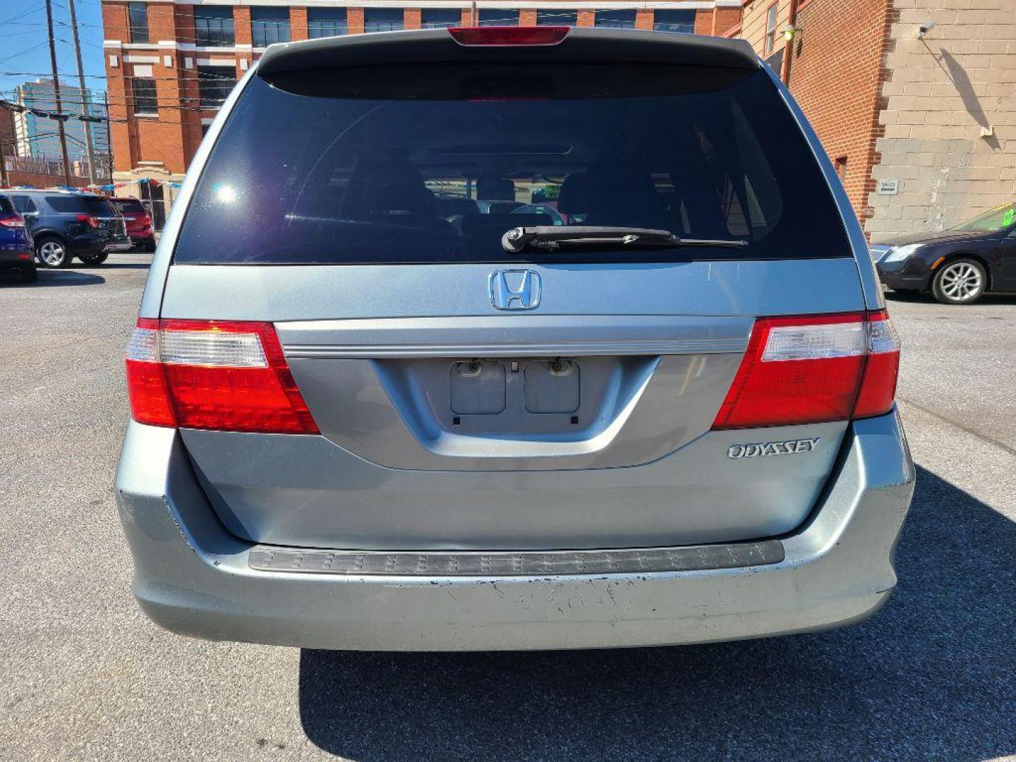 2005 SILVER HONDA ODYSSEY EXL (5FNRL386X5B) with an 3.5L engine, Automatic transmission, located at 117 North Cameron Street, Harrisburg, PA, 17101, (717) 963-8962, 40.266762, -76.875259 - WE FINANCE!!! Good Credit/ Bad Credit/ No Credit - ALL Trade-Ins Welcomed!!! ***Guaranteed Credit Approval*** APPLY ONLINE or CALL us TODAY ;) Internet Prices and Marketplace Prices are SPECIAL discounted ***CASH DEALS*** Retail Prices are higher. Please call us to discuss your cash and finan - Photo#4